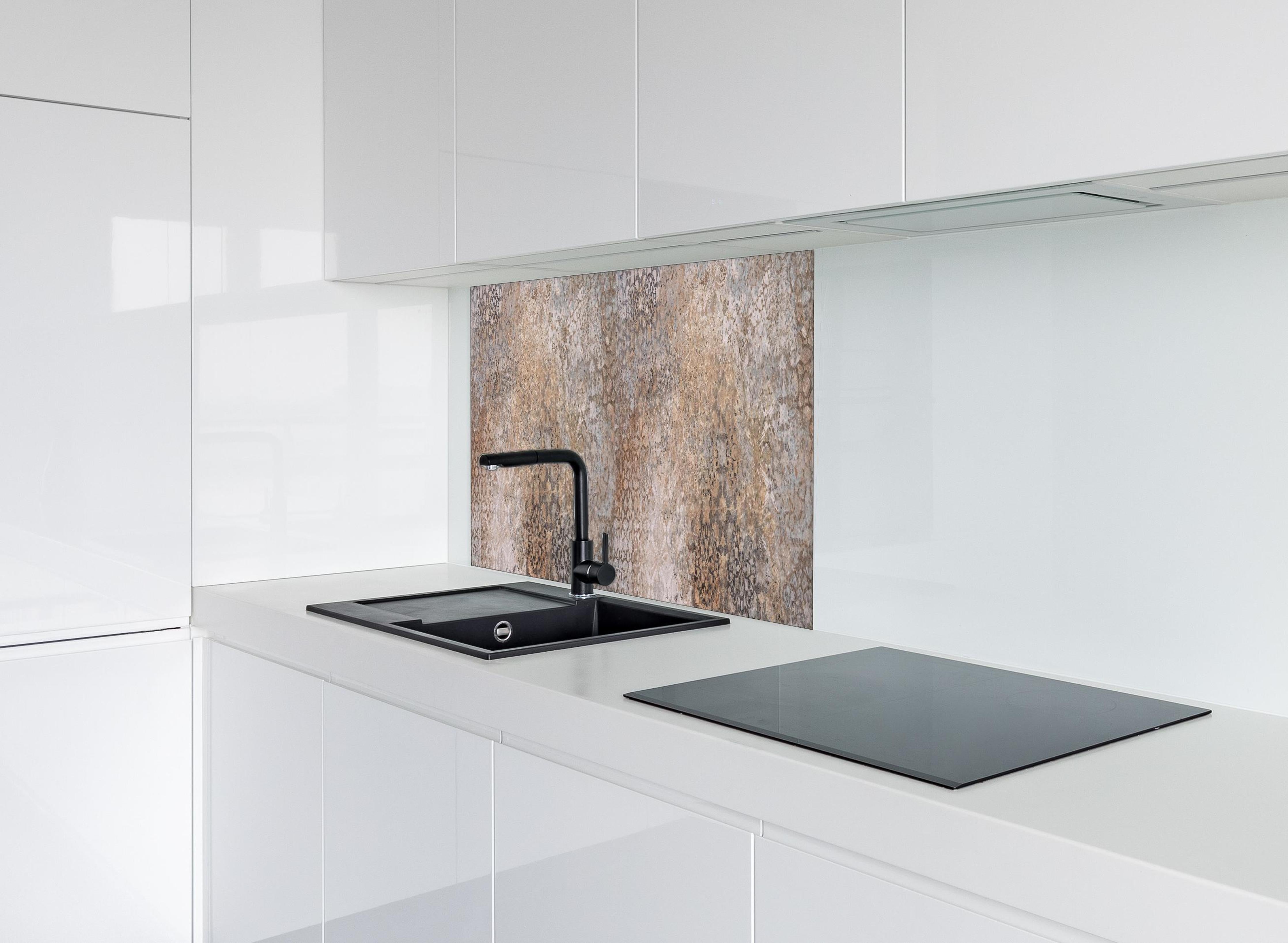 Spritzschutz - Beige Vintage Blumenmuster im Tapeten-Stil hinter einem Cerankochfeld zwischen Holz-Kochutensilien
