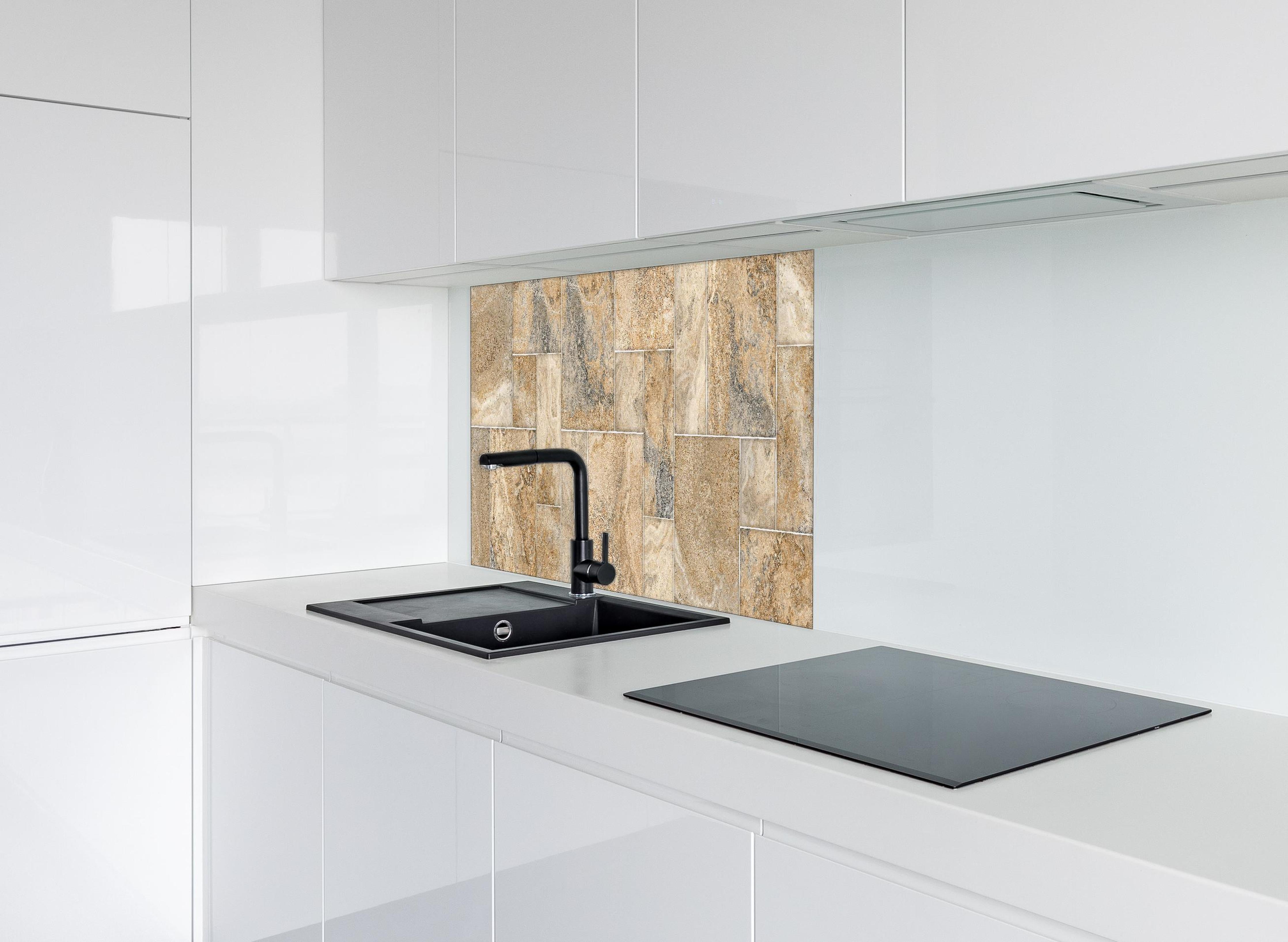 Spritzschutz - Beige Wandtextur aus Natursteinblöcken hinter einem Cerankochfeld zwischen Holz-Kochutensilien
