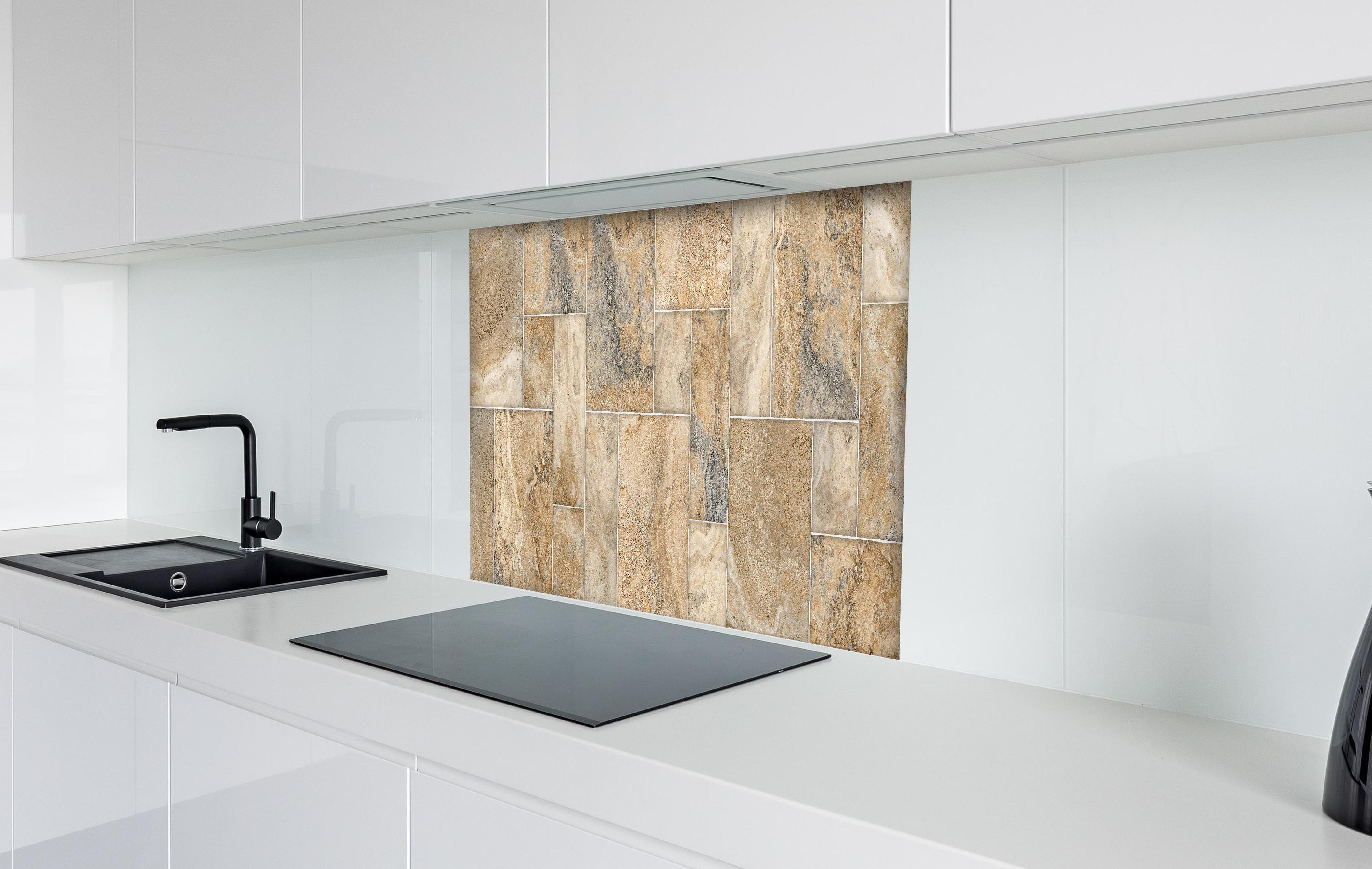 Spritzschutz - Beige Wandtextur aus Natursteinblöcken hinter einem Cerankochfeld zwischen Holz-Kochutensilien
