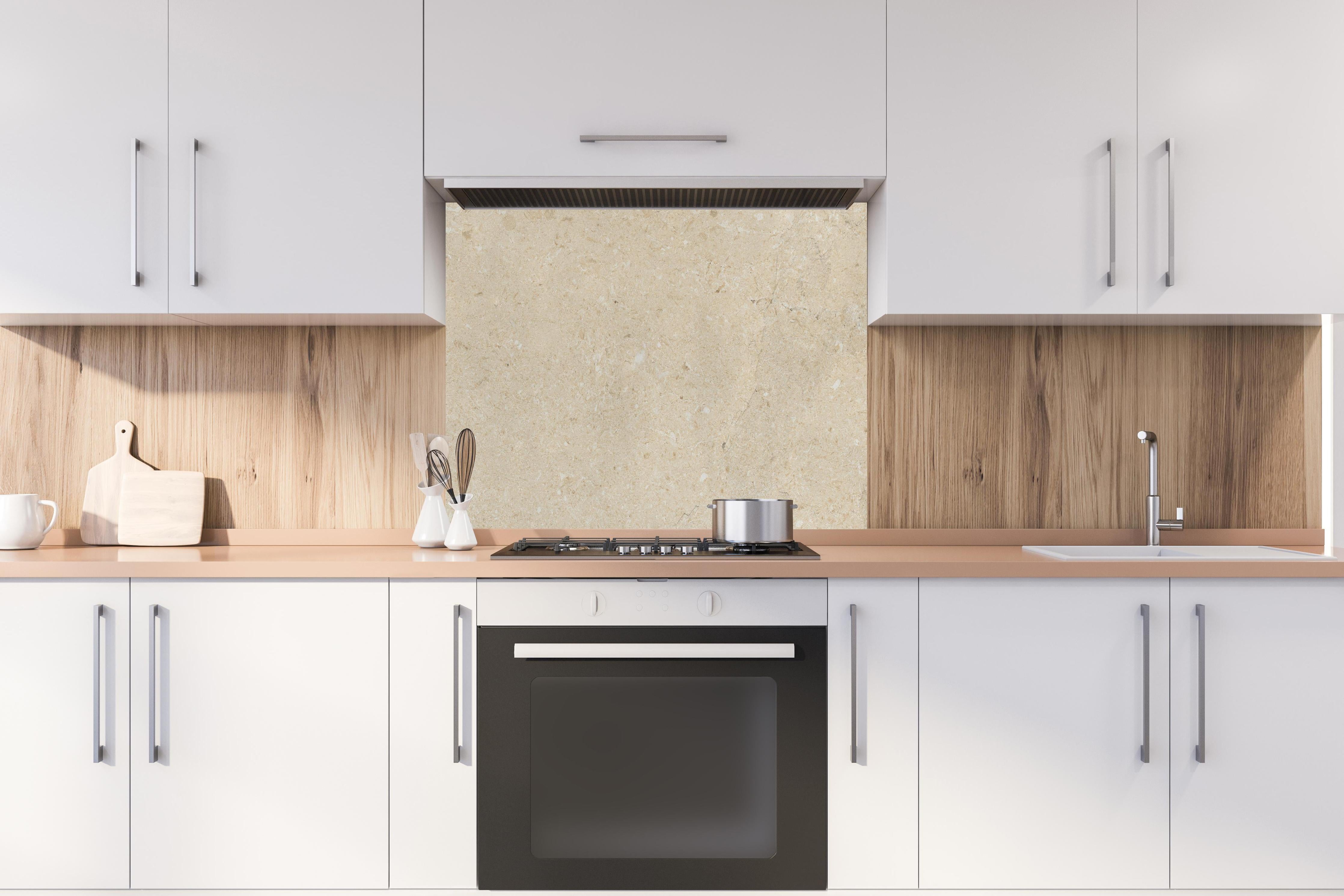 Spritzschutz - Beige vintage Oberfläche hinter einem Cerankochfeld zwischen Holz-Kochutensilien
