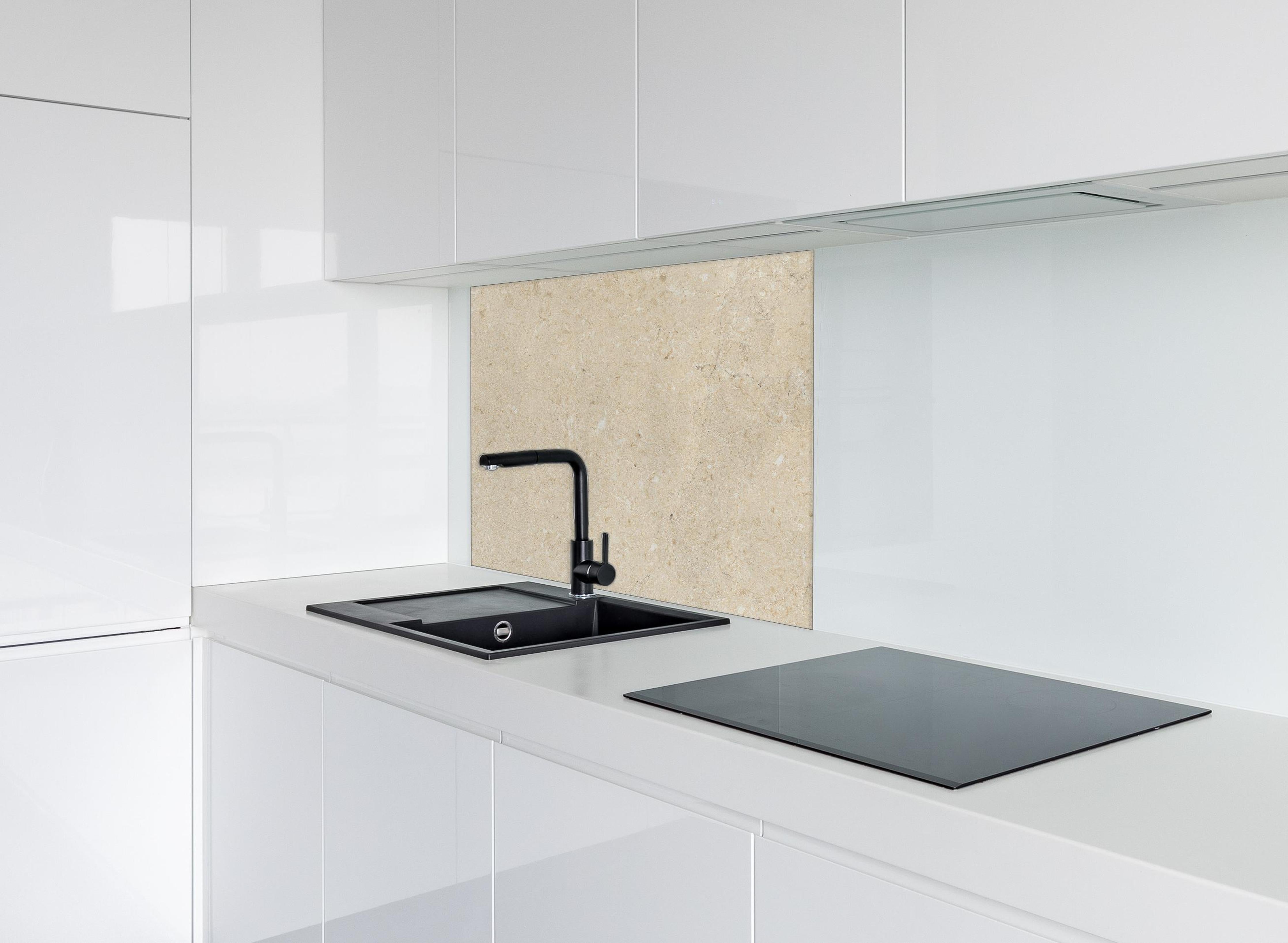 Spritzschutz - Beige vintage Oberfläche hinter einem Cerankochfeld zwischen Holz-Kochutensilien
