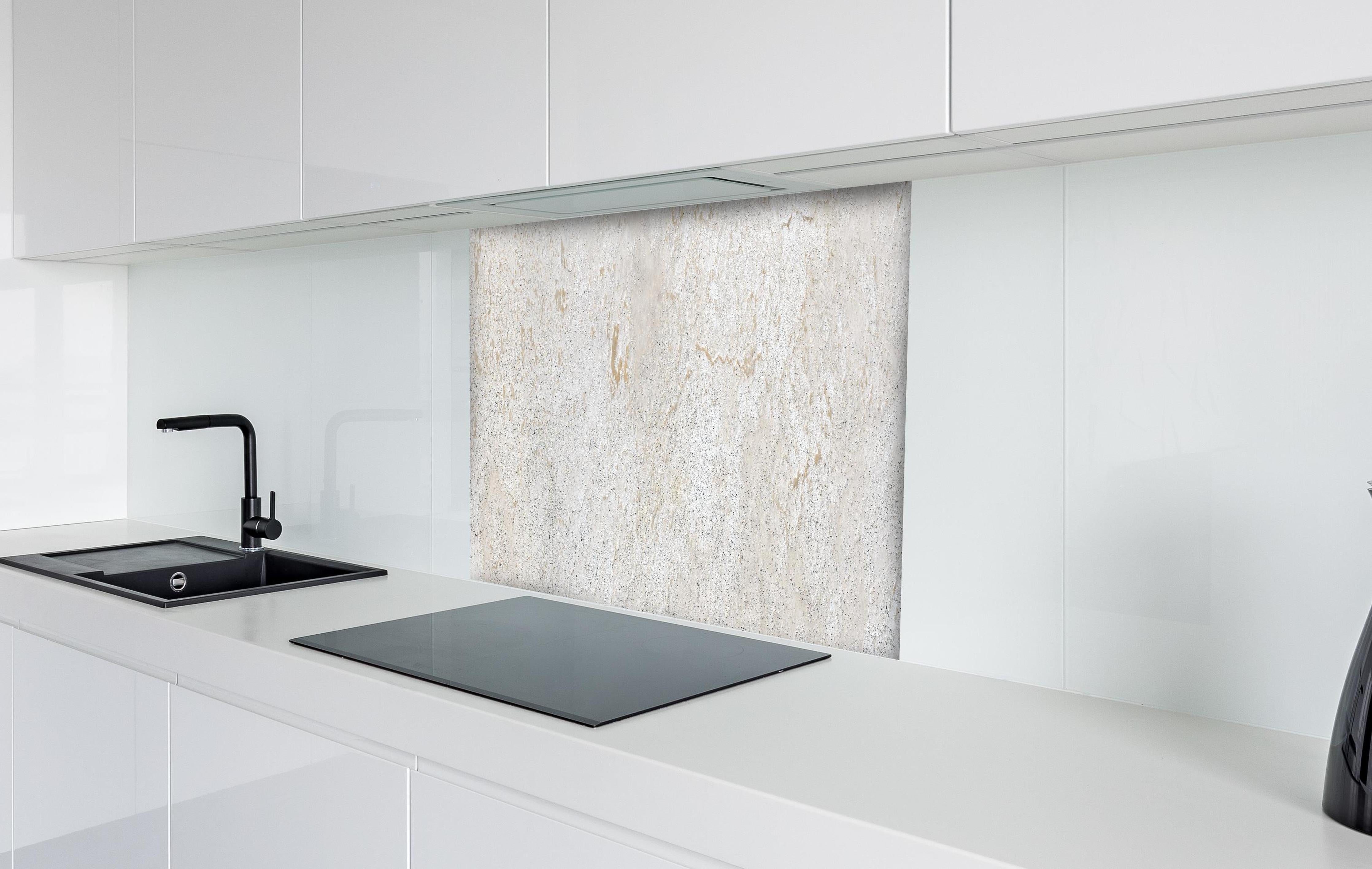 Spritzschutz - Beiger Kalkstein hinter einem Cerankochfeld zwischen Holz-Kochutensilien
