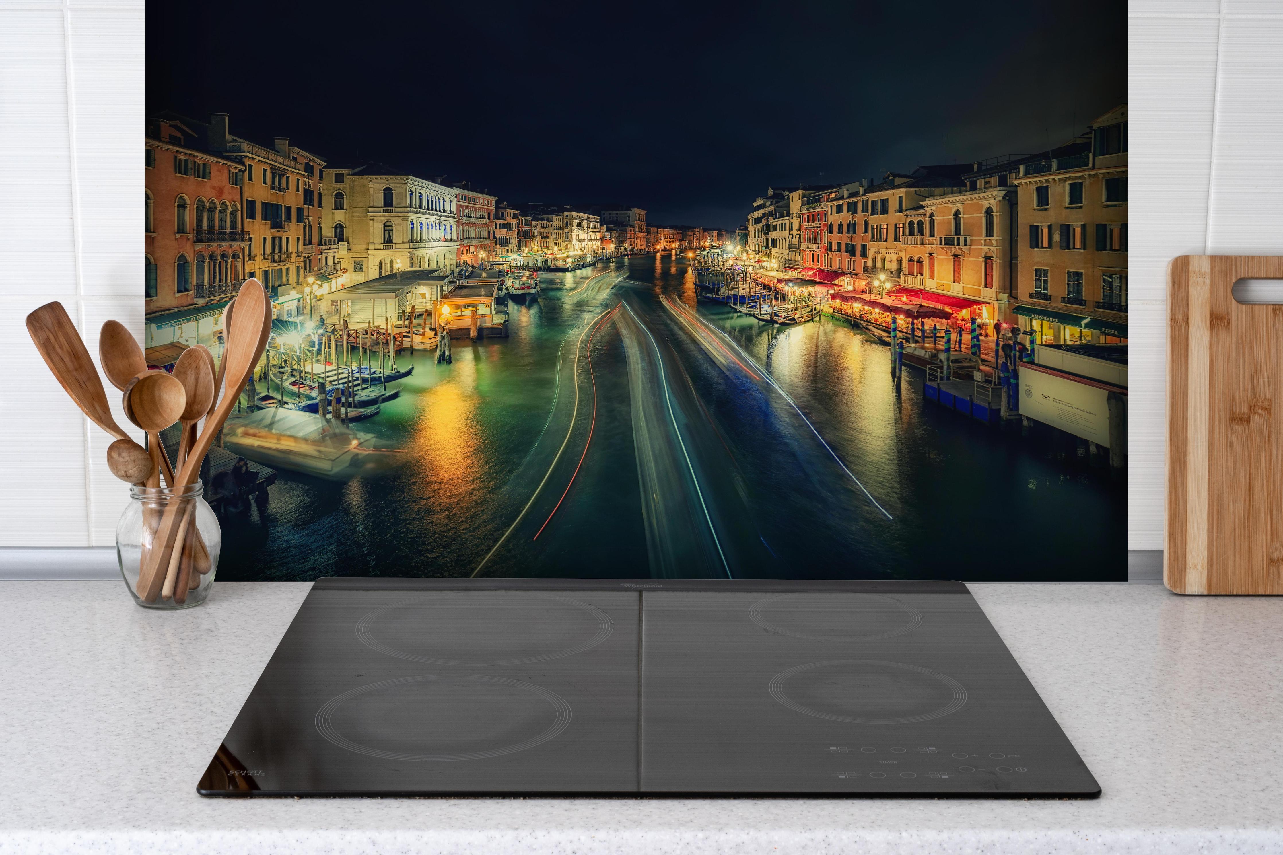Spritzschutz - Beleuchtetes Venedig bei Nacht mit Gondeln hinter einem Cerankochfeld zwischen Holz-Kochutensilien
