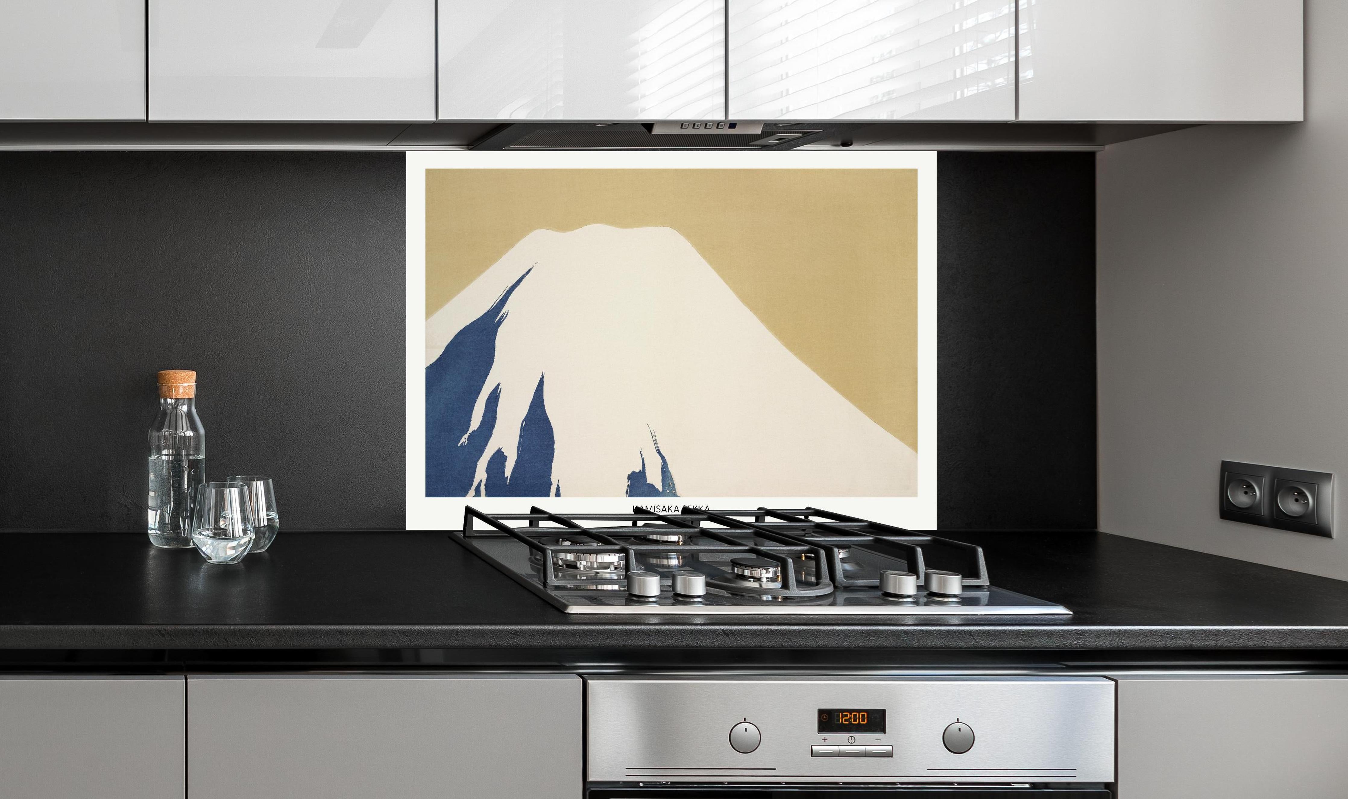 Spritzschutz - Berg Fuji - Japan hinter einem Cerankochfeld zwischen Holz-Kochutensilien
