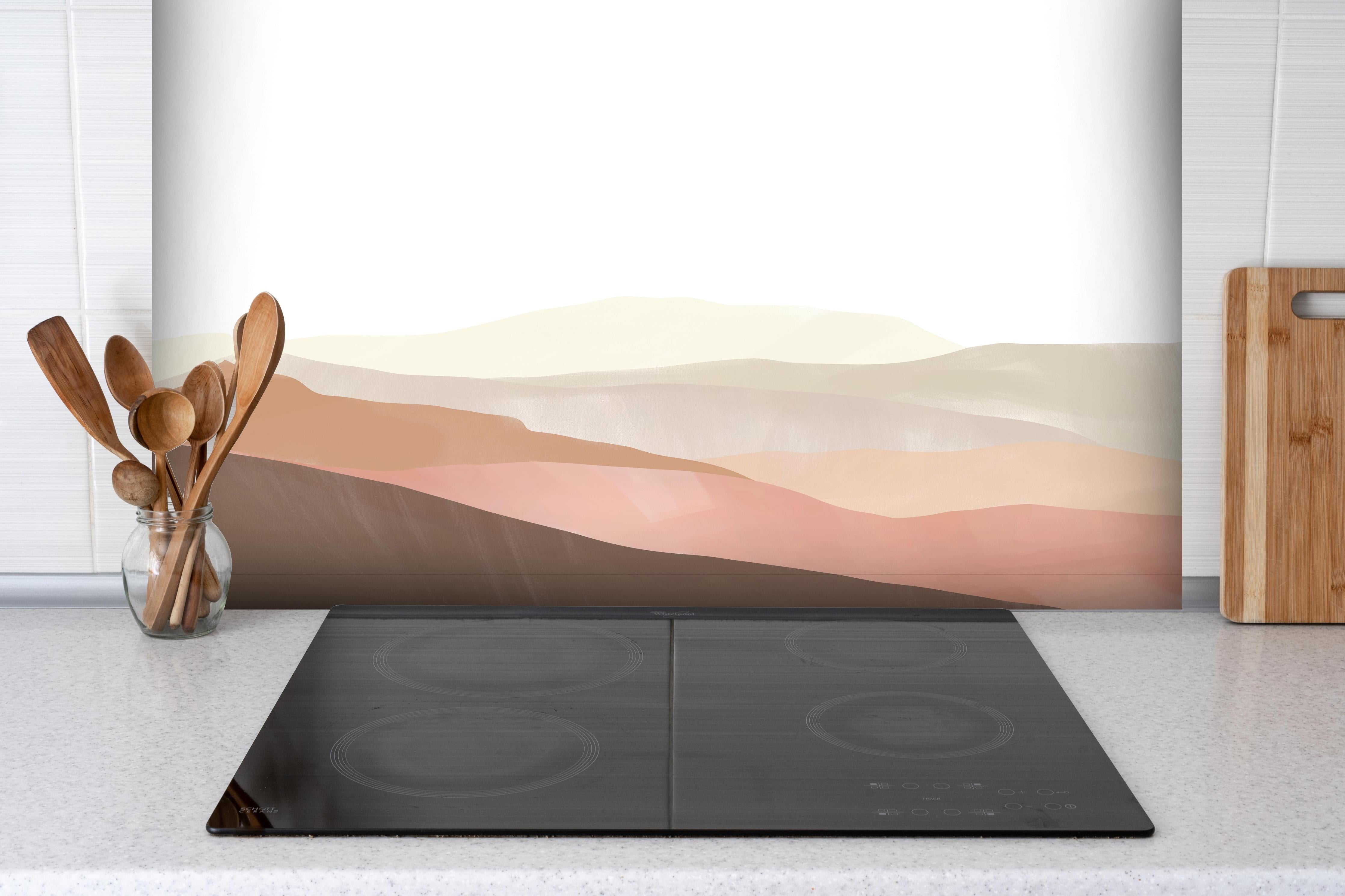 Spritzschutz - Bergige Landschaft - Gemälde hinter einem Cerankochfeld zwischen Holz-Kochutensilien
