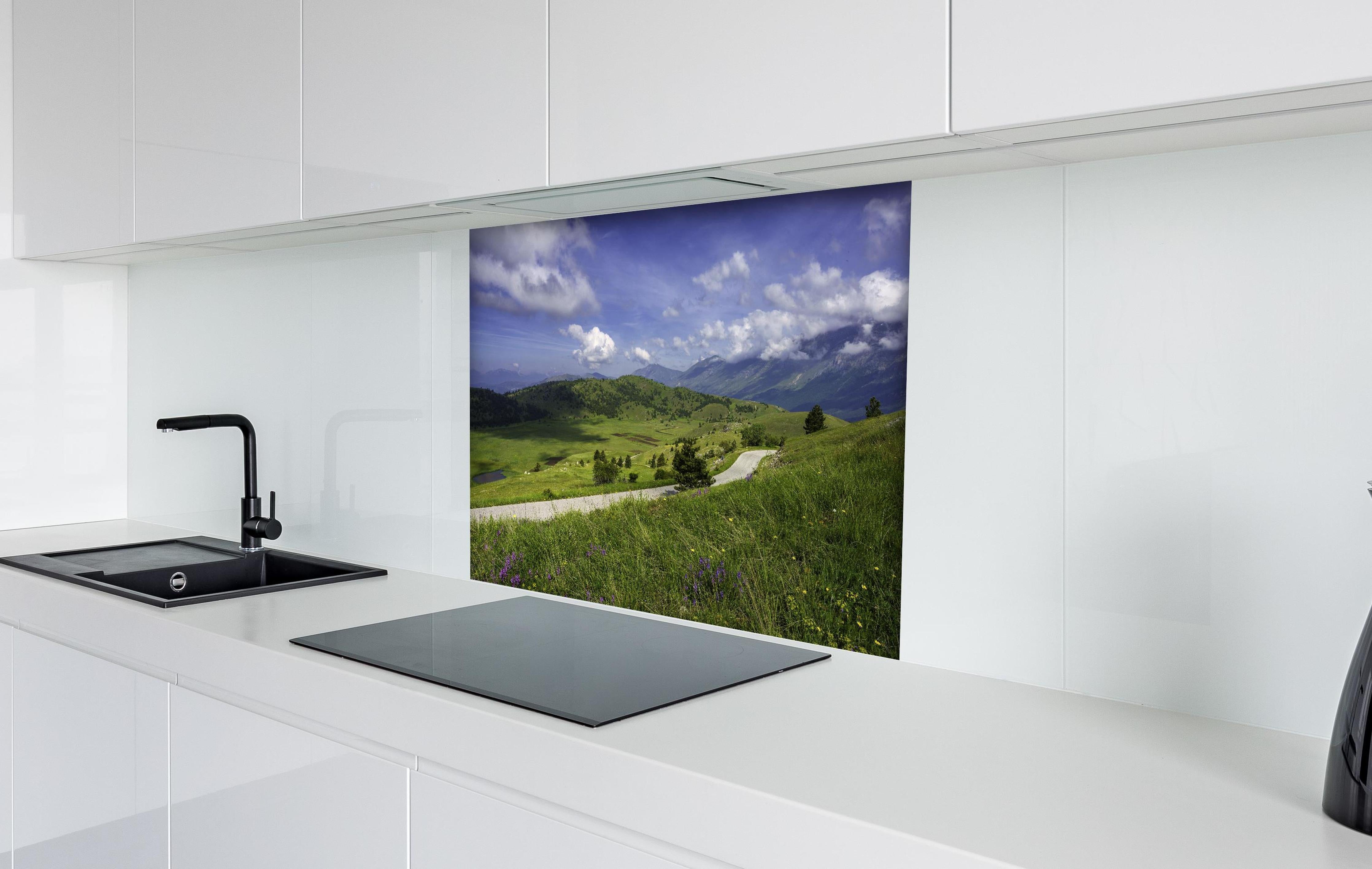 Spritzschutz - Berglandschaft - Berglandschaft - Naturpark Gran Sasso hinter einem Cerankochfeld zwischen Holz-Kochutensilien
