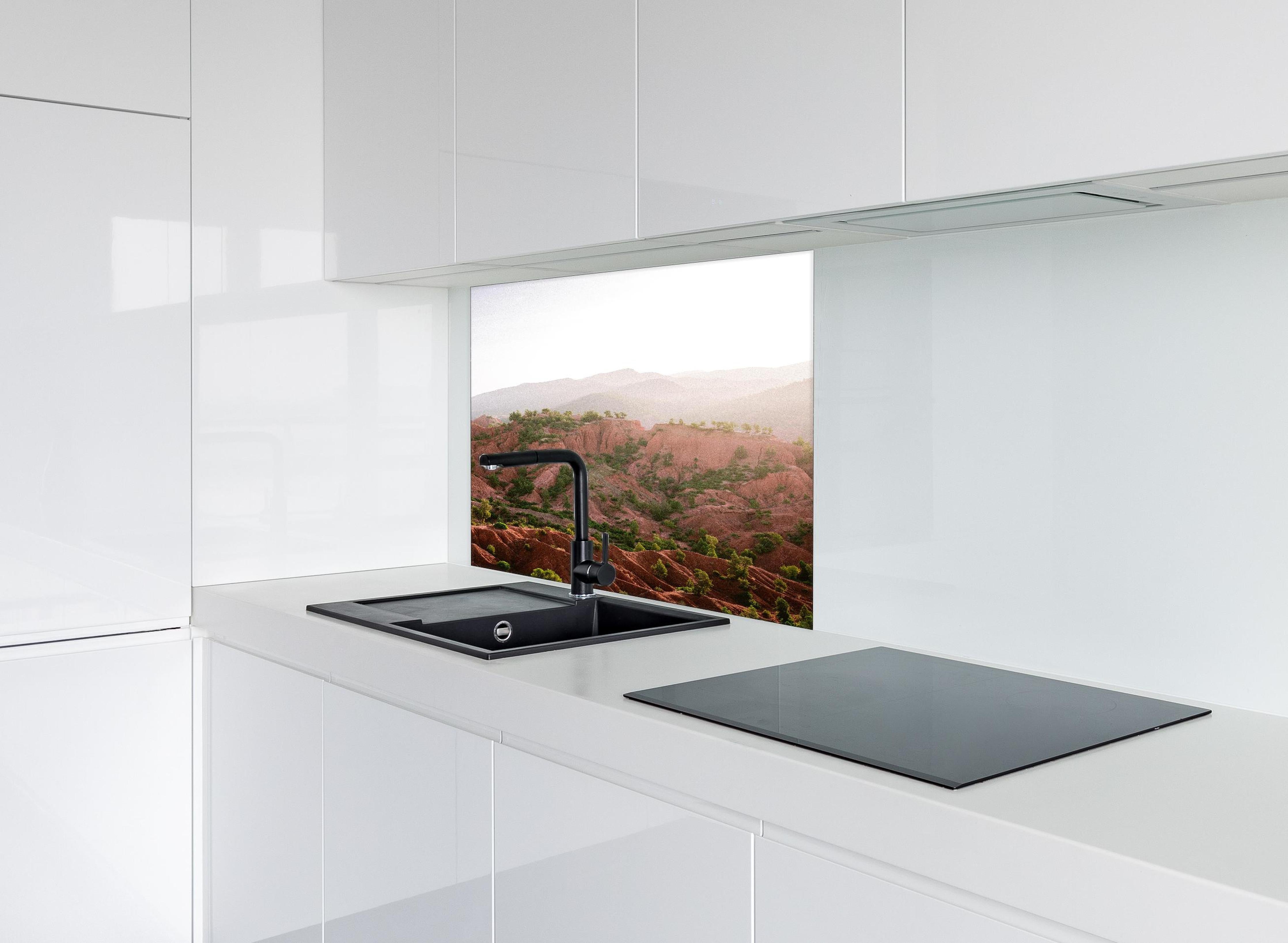 Spritzschutz - Berglandschaft im Ourika-Tal bei Sonnenaufgang hinter einem Cerankochfeld zwischen Holz-Kochutensilien
