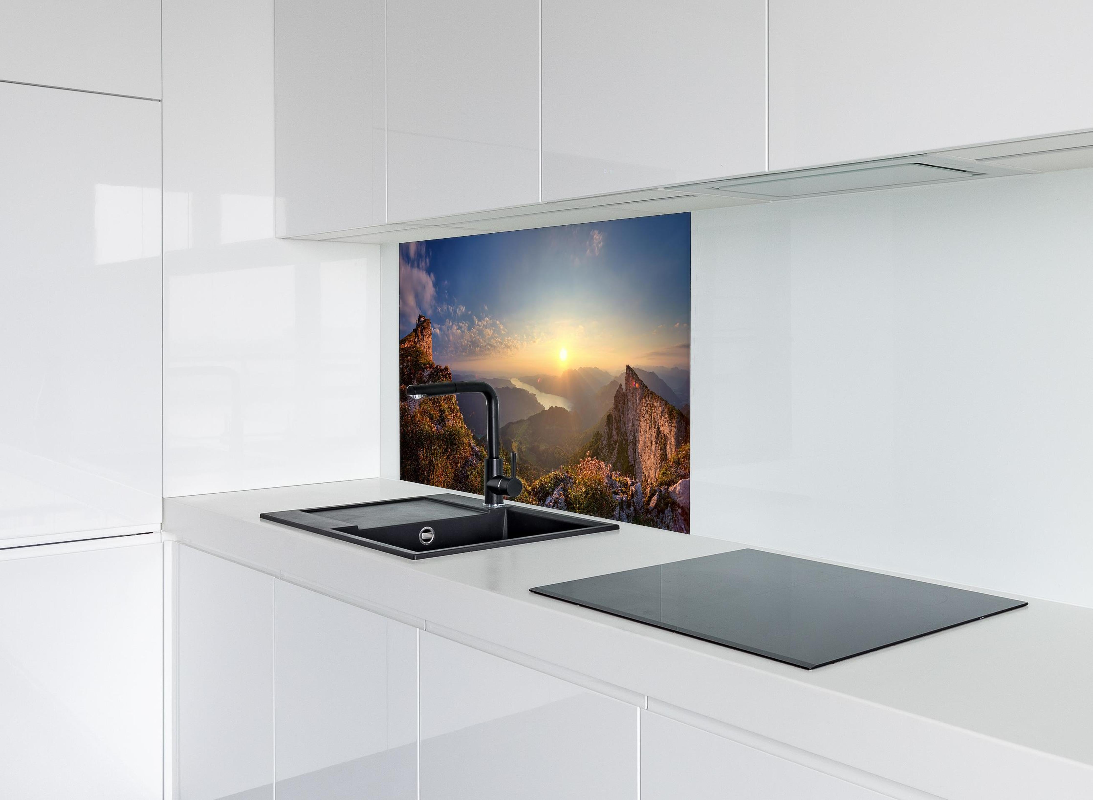 Spritzschutz - Berglandschafts Panorama hinter einem Cerankochfeld zwischen Holz-Kochutensilien
