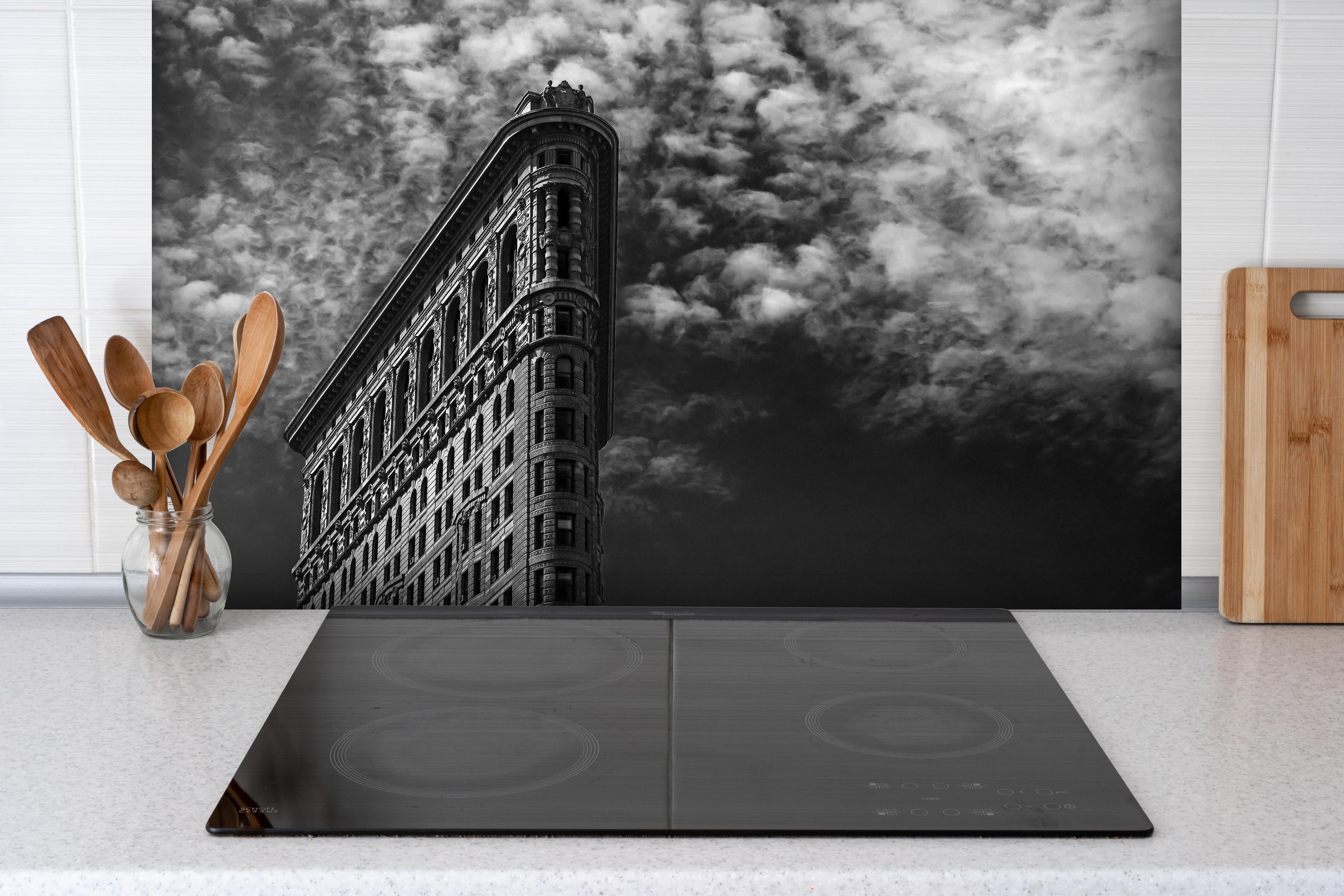 Spritzschutz - Berühmtes Flariton Gebäude - NYC hinter einem Cerankochfeld zwischen Holz-Kochutensilien
