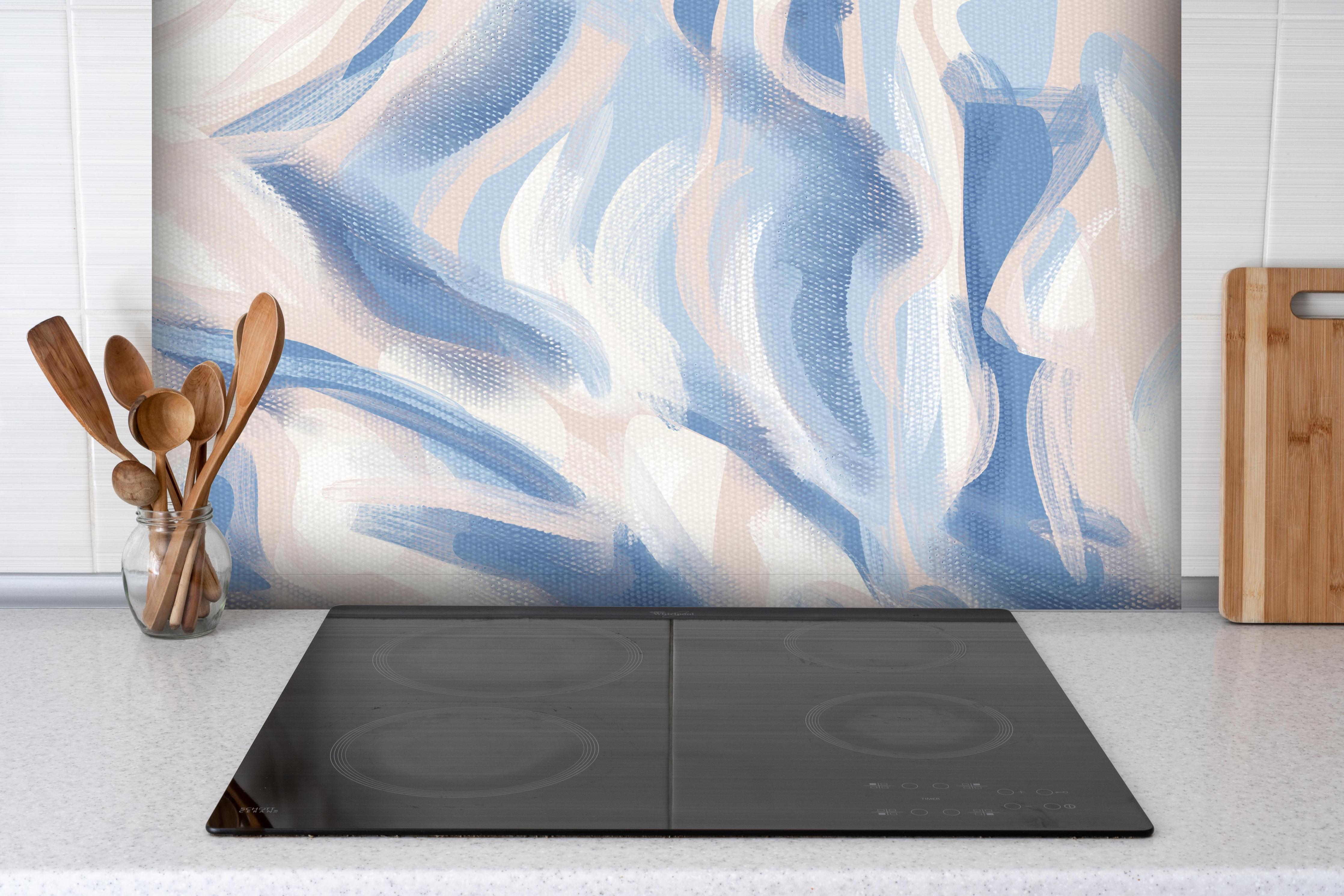 Spritzschutz - Beruhigende abstrakte Acryl-Kunstleinwand hinter einem Cerankochfeld zwischen Holz-Kochutensilien
