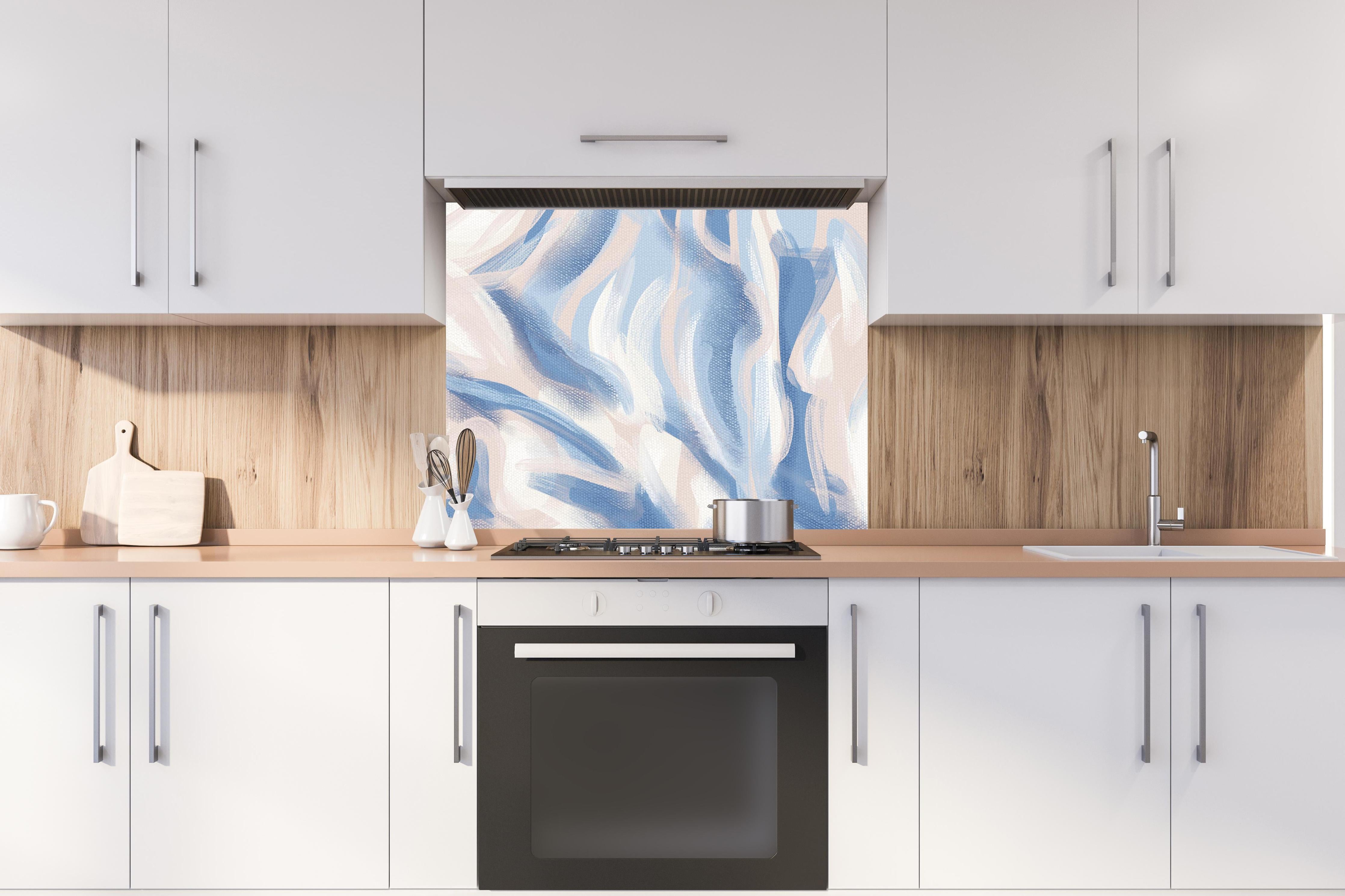 Spritzschutz - Beruhigende abstrakte Acryl-Kunstleinwand hinter einem Cerankochfeld zwischen Holz-Kochutensilien
