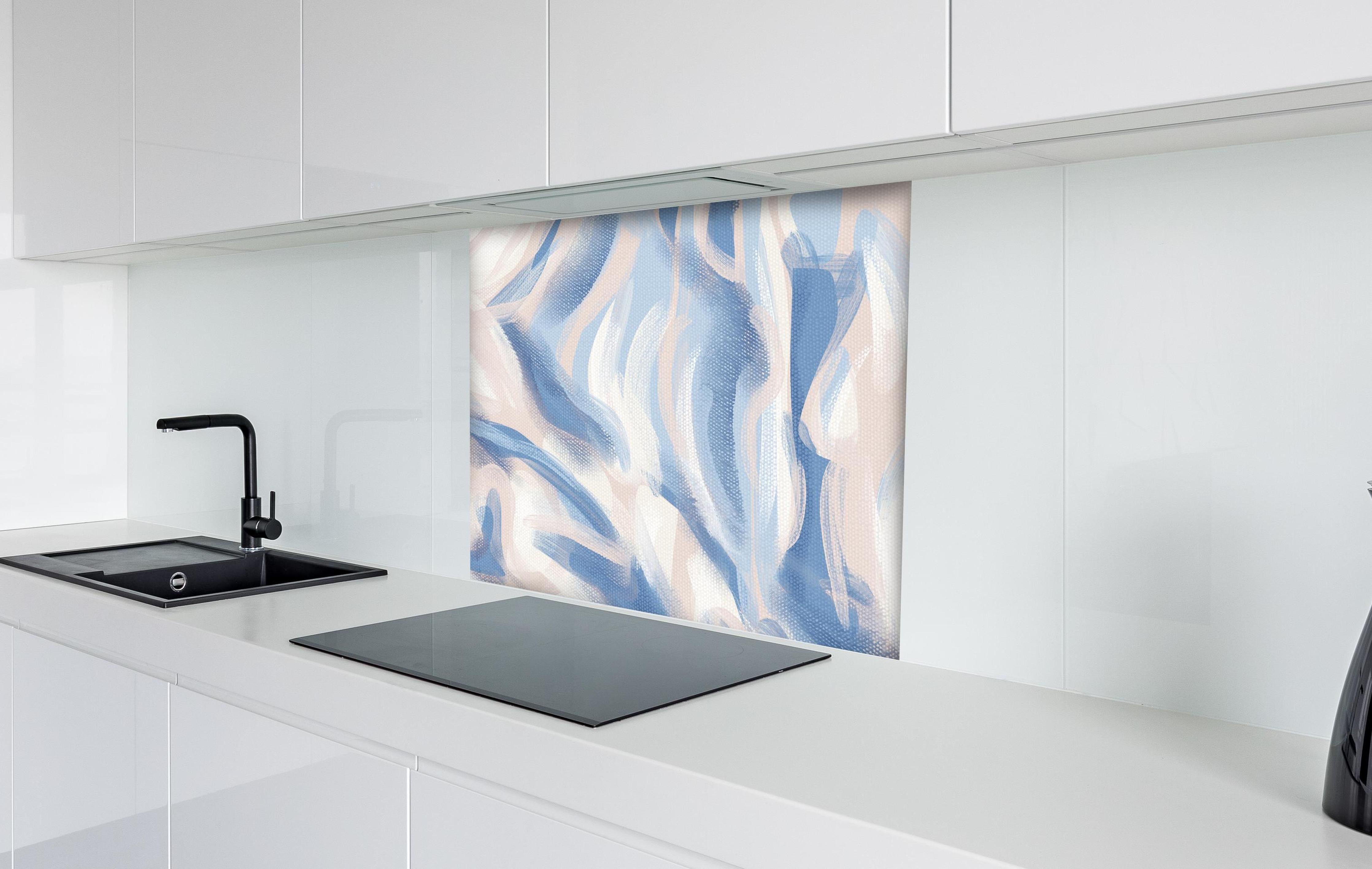 Spritzschutz - Beruhigende abstrakte Acryl-Kunstleinwand hinter einem Cerankochfeld zwischen Holz-Kochutensilien
