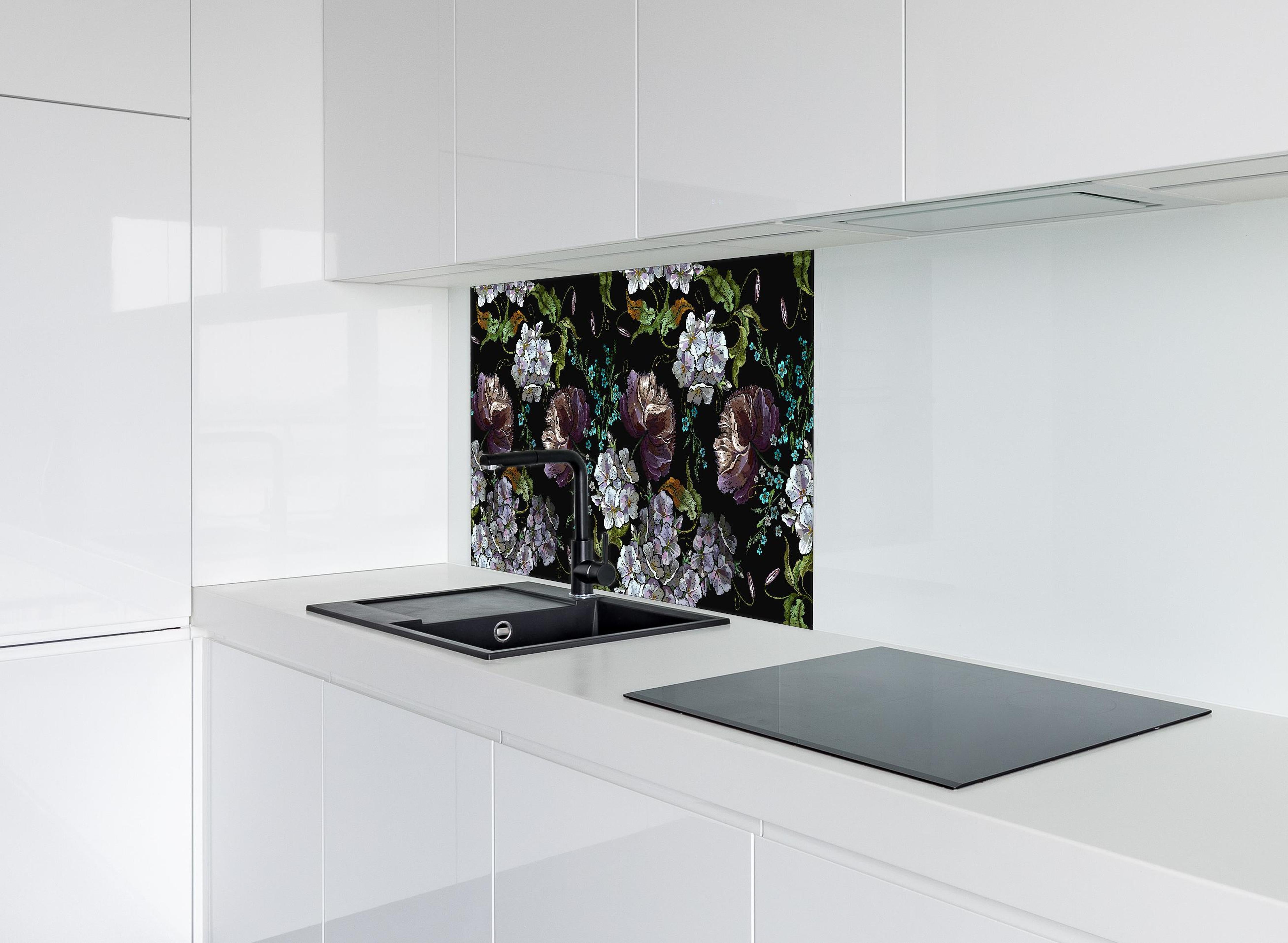 Spritzschutz - Besticktes Blumen Nahtloses Sommermuster hinter einem Cerankochfeld zwischen Holz-Kochutensilien
