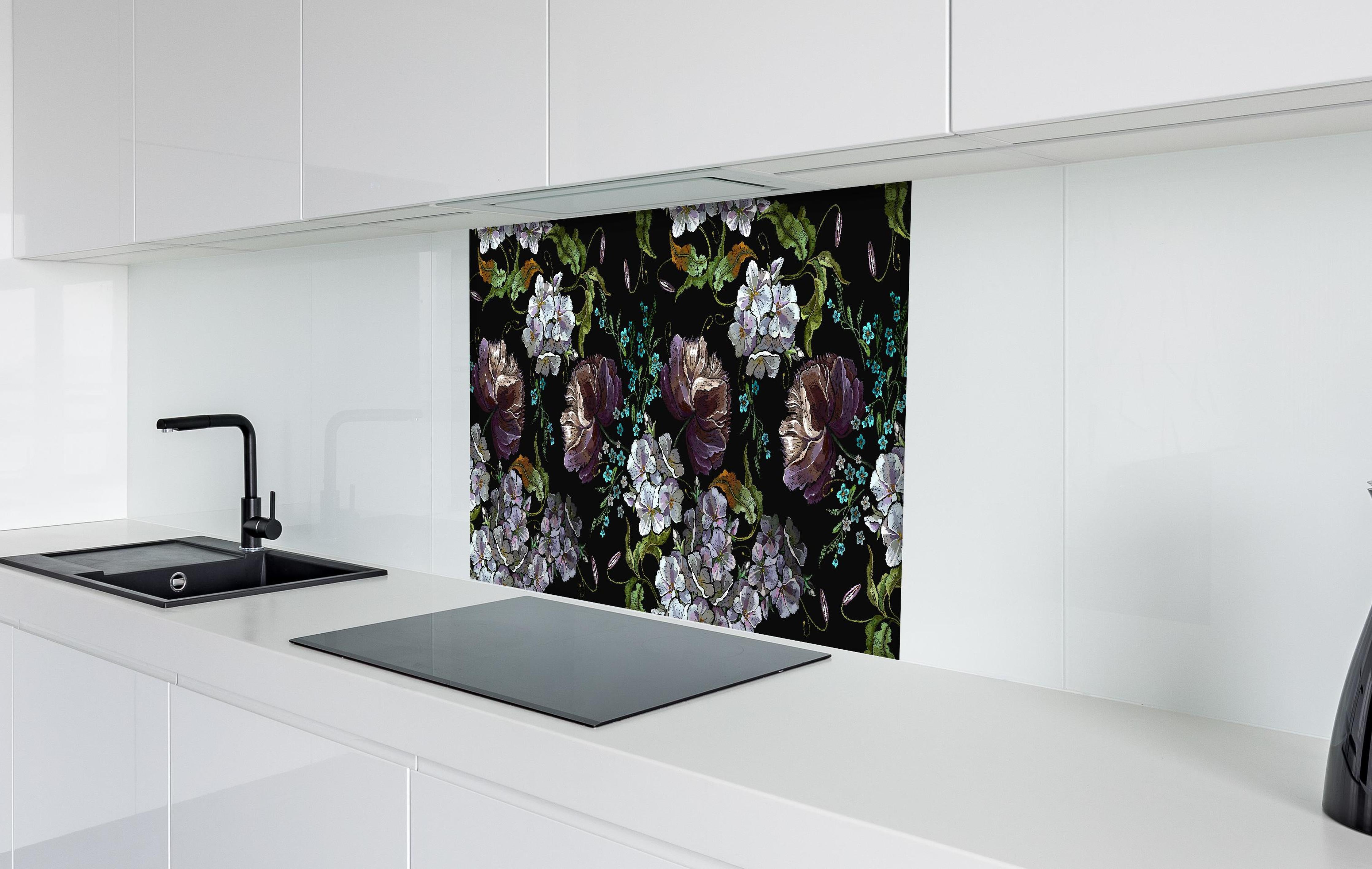 Spritzschutz - Besticktes Blumen Nahtloses Sommermuster hinter einem Cerankochfeld zwischen Holz-Kochutensilien
