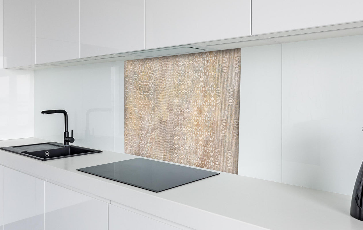 Spritzschutz - Betonstein Mosaikfliesen Zement hinter einem Cerankochfeld zwischen Holz-Kochutensilien
