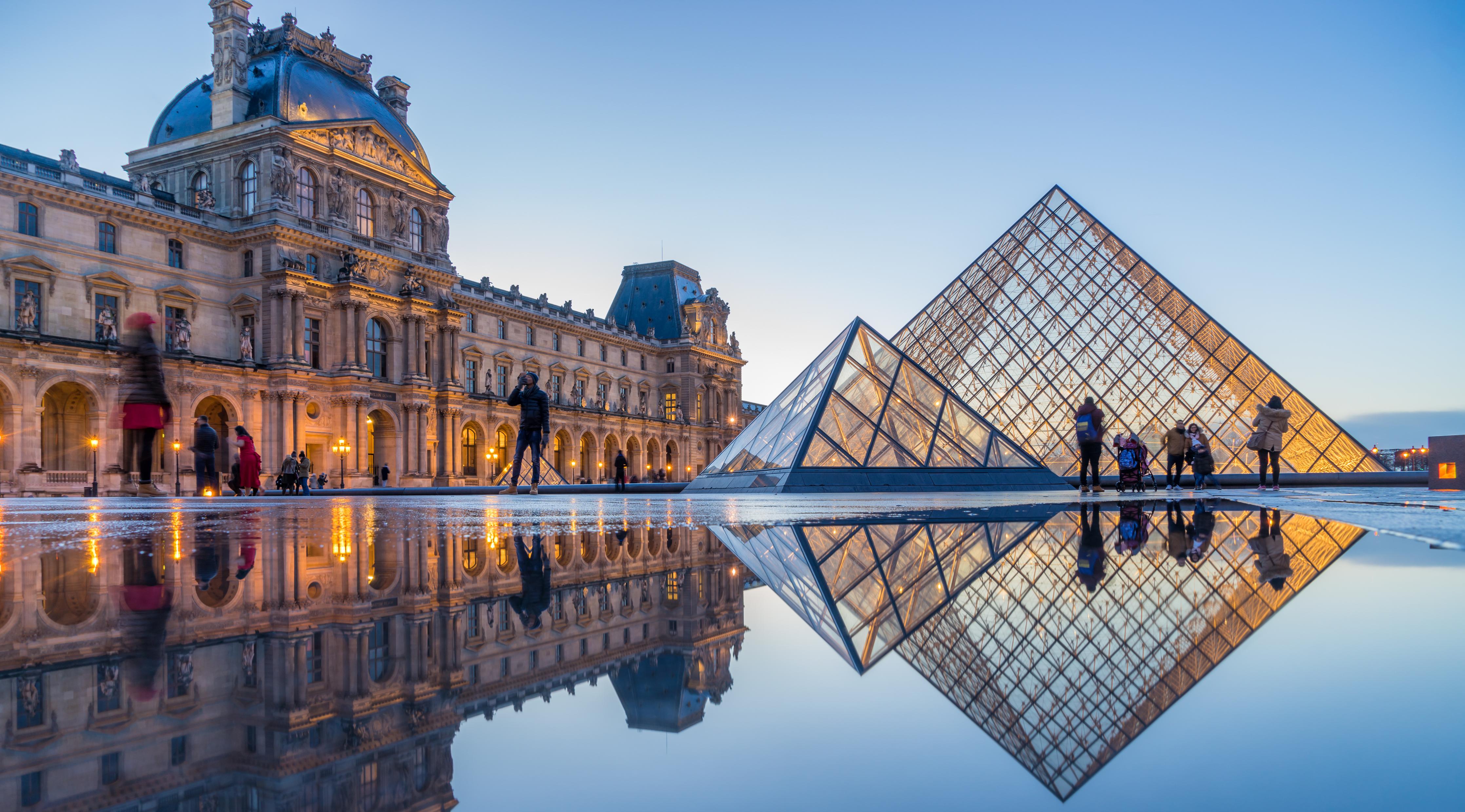 Spritzschutz-Bezaubernder Blick auf das Louvre-Museum