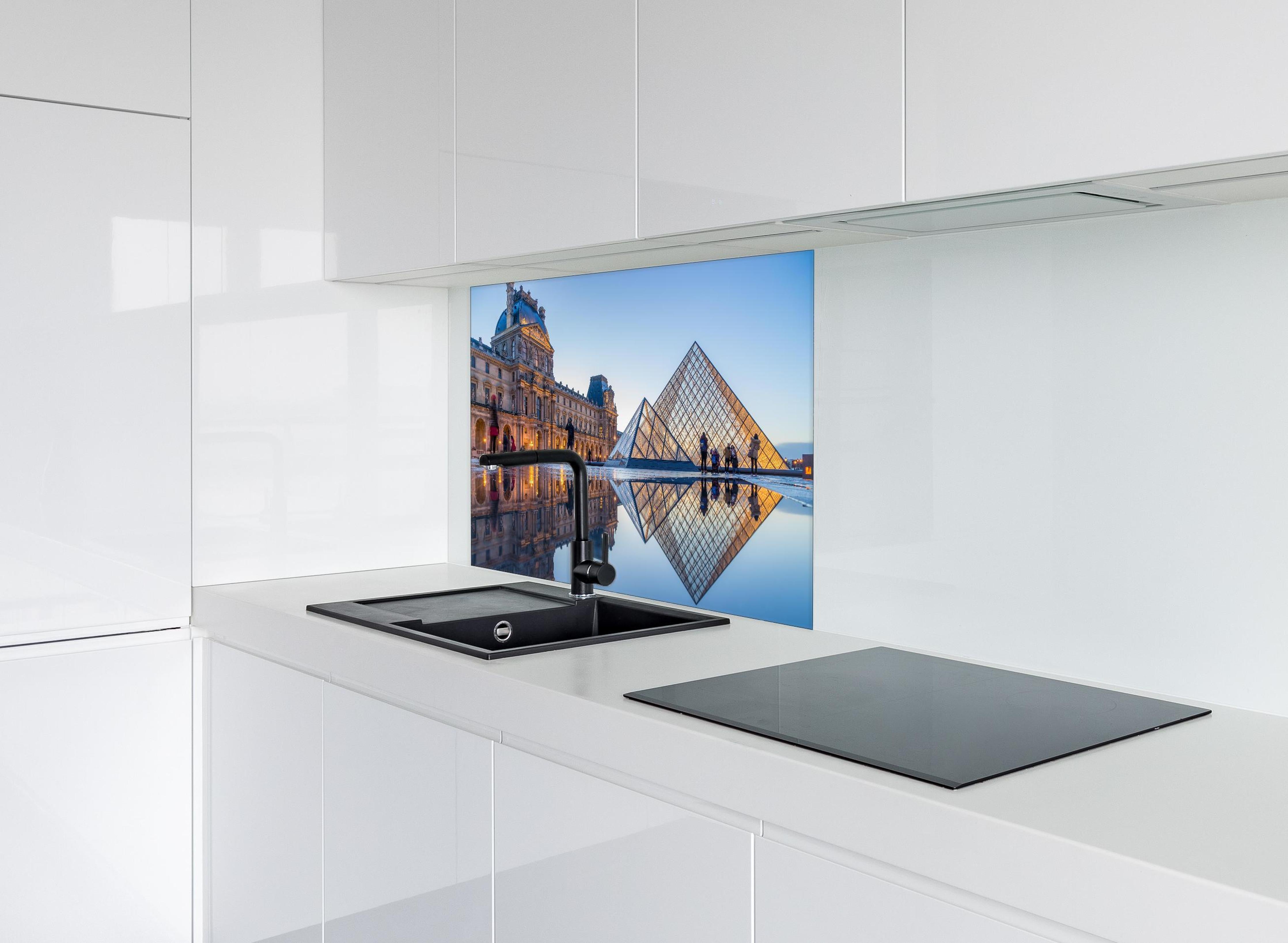 Spritzschutz - Bezaubernder Blick auf das Louvre-Museum hinter einem Cerankochfeld zwischen Holz-Kochutensilien
