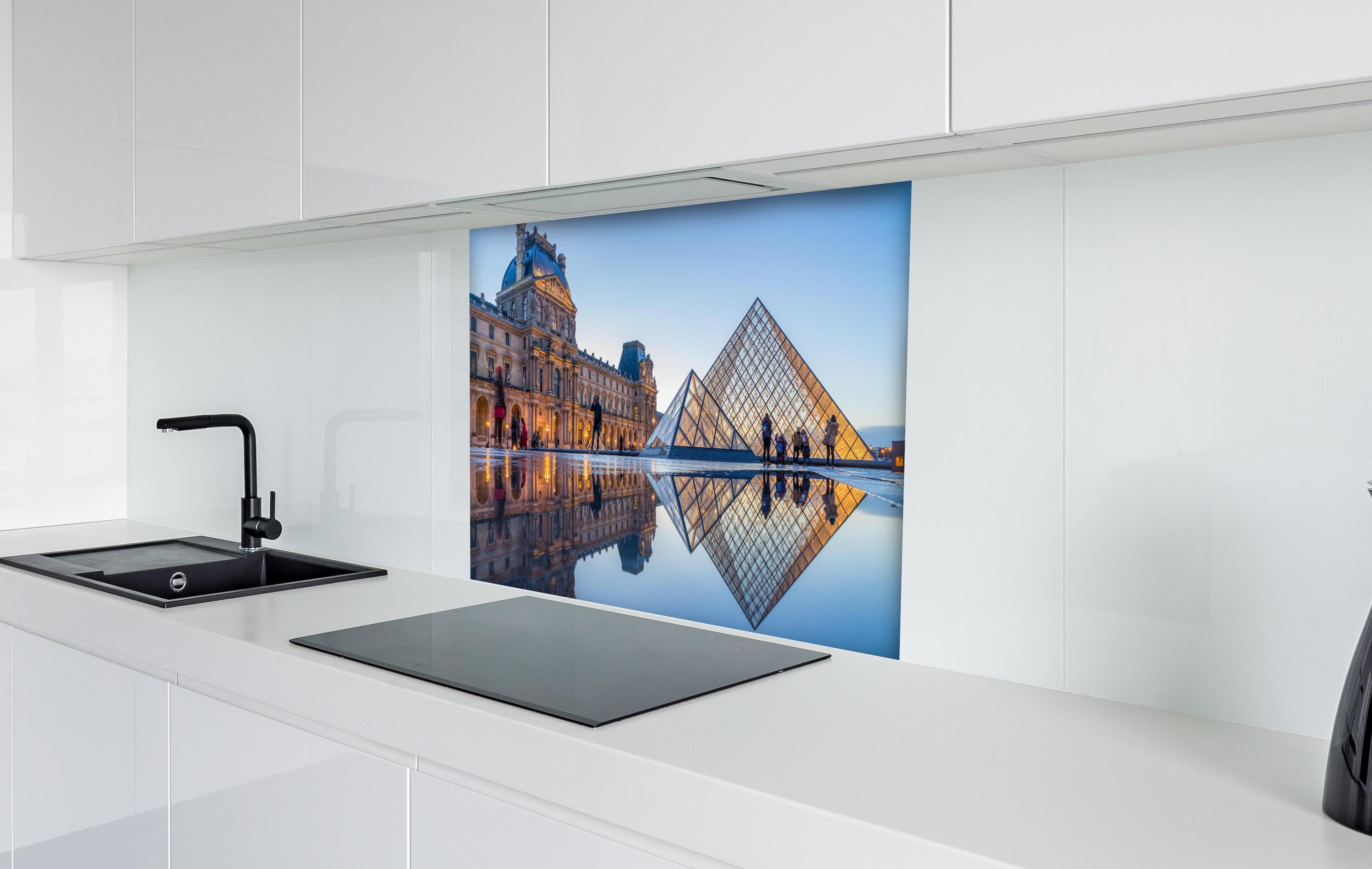 Spritzschutz - Bezaubernder Blick auf das Louvre-Museum hinter einem Cerankochfeld zwischen Holz-Kochutensilien
