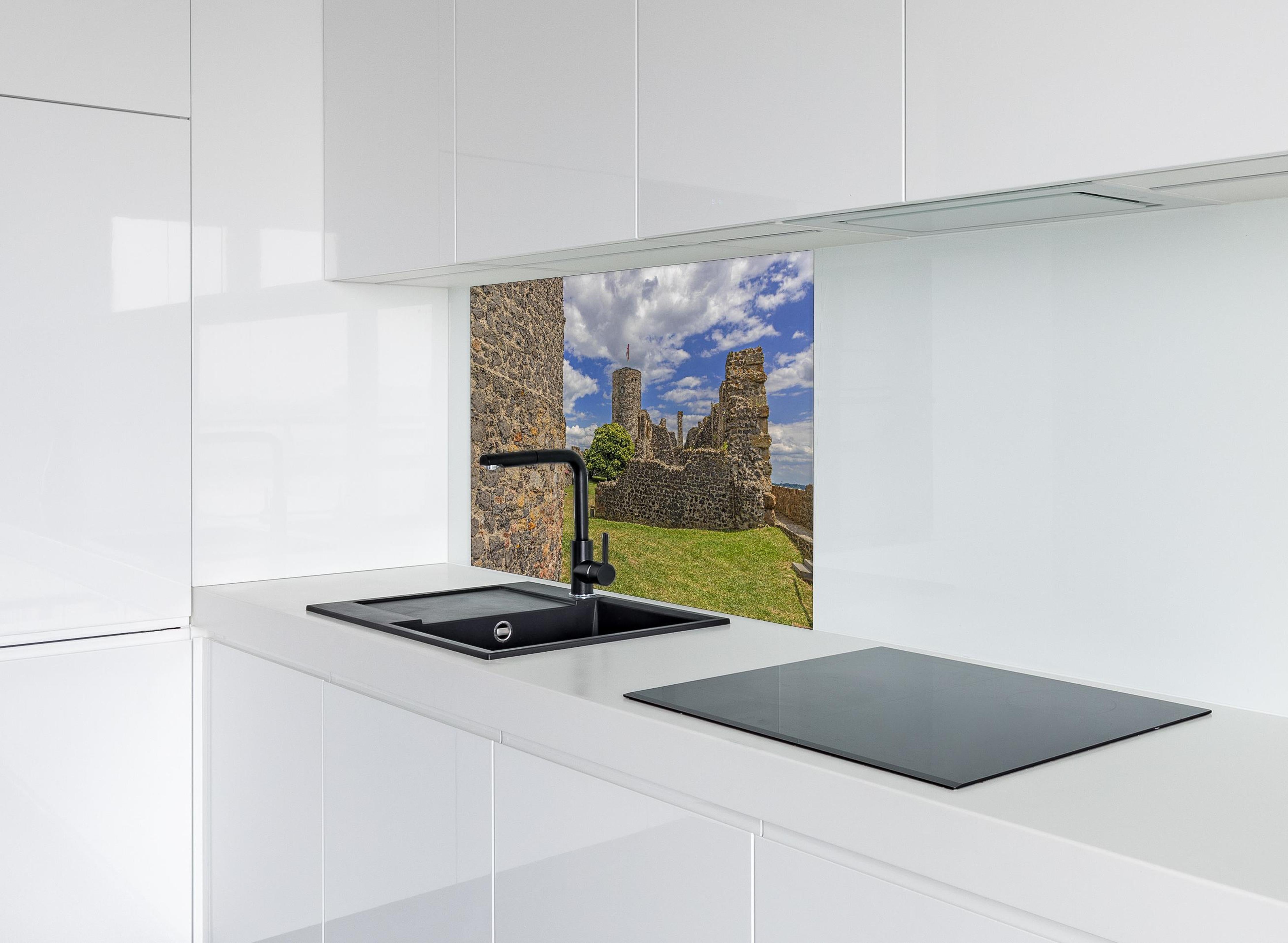 Spritzschutz - Bild von der Burgruine Münzenberg in Hessen hinter einem Cerankochfeld zwischen Holz-Kochutensilien
