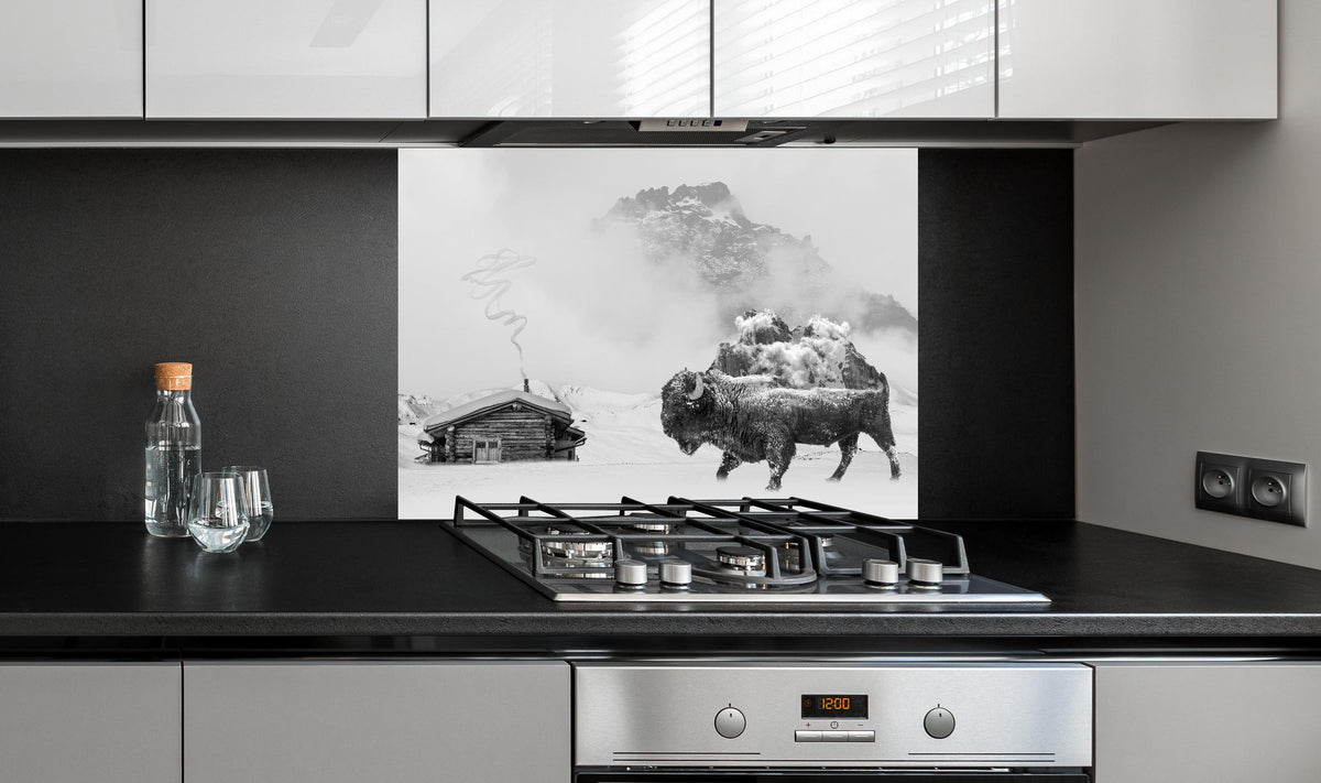 Spritzschutz - Bison vor Winterlandschaft in Monochrom hinter einem Cerankochfeld zwischen Holz-Kochutensilien
