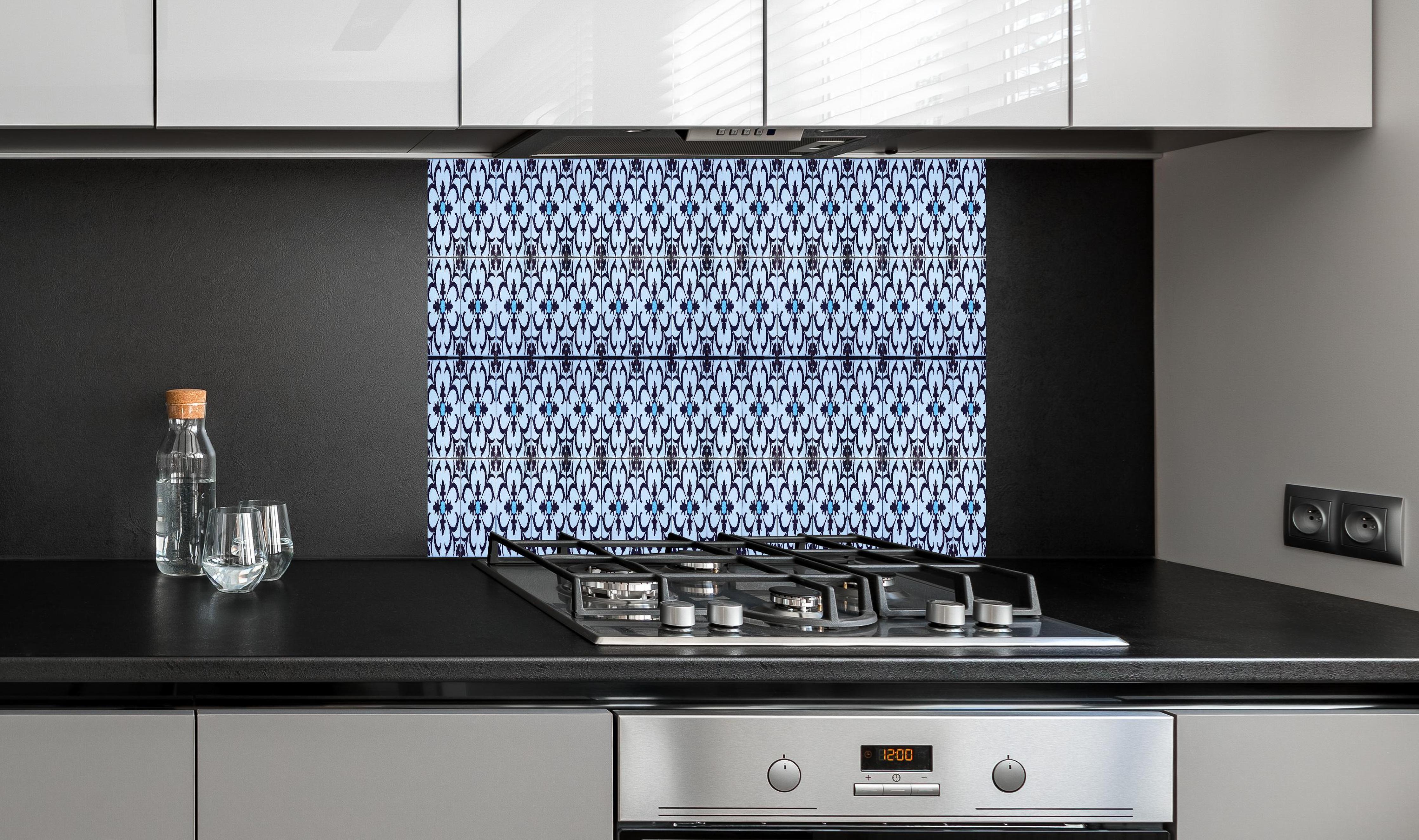 Spritzschutz - Bläulich traditionelles Mosaik Motiv hinter einem Cerankochfeld zwischen Holz-Kochutensilien
