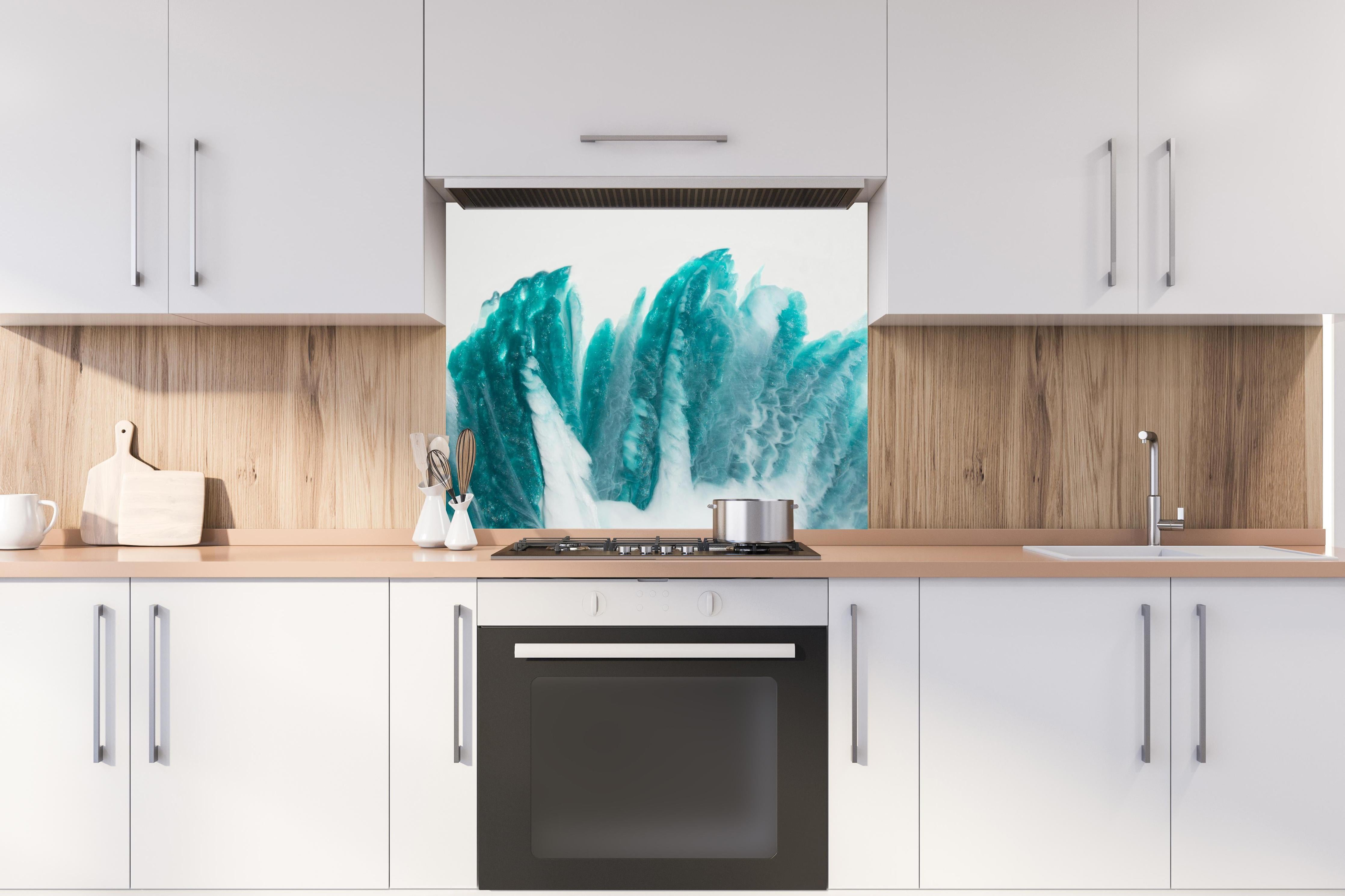 Spritzschutz - Bläuliche Flüssigkunst - Abstrakt hinter einem Cerankochfeld zwischen Holz-Kochutensilien
