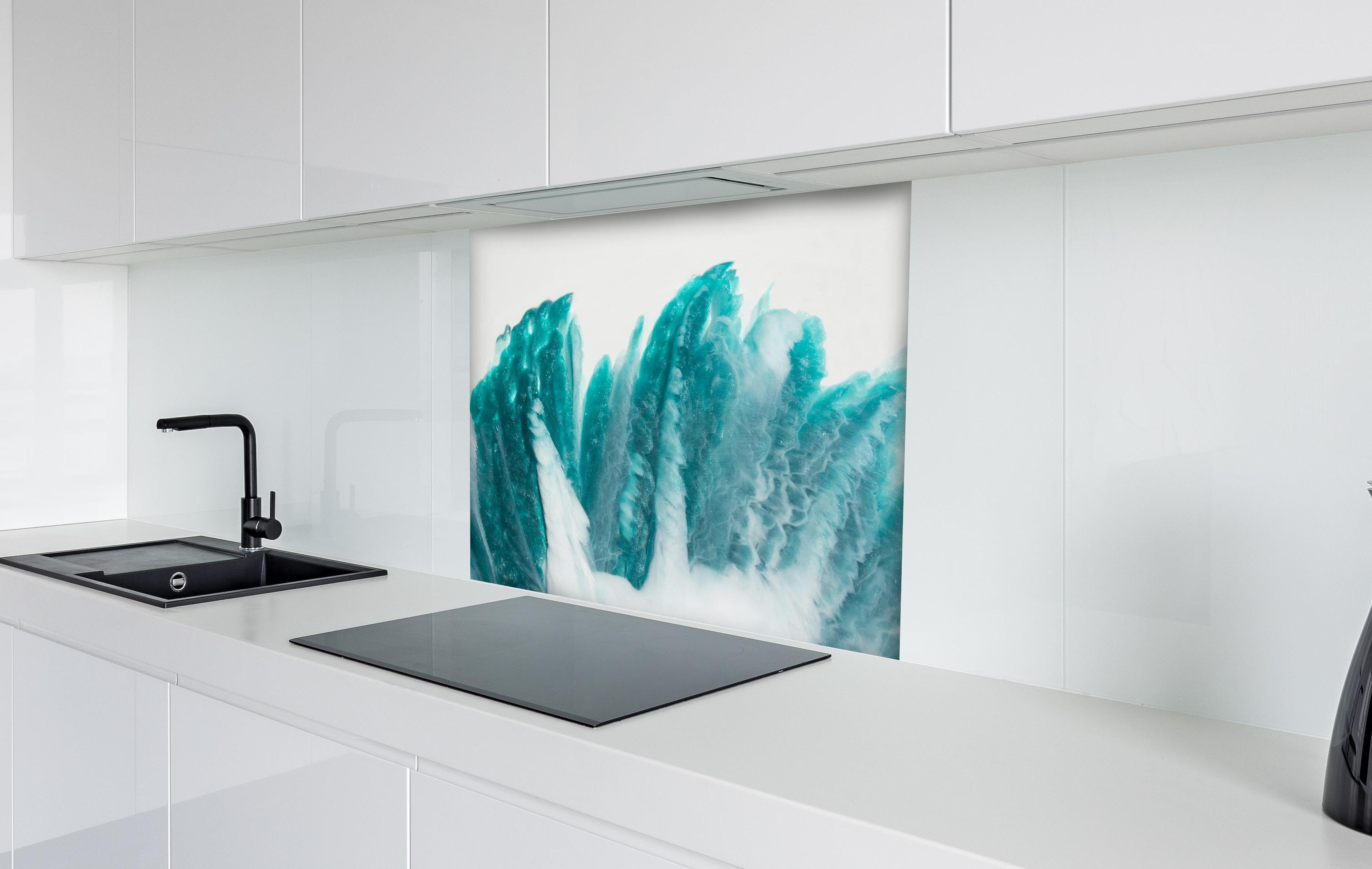 Spritzschutz - Bläuliche Flüssigkunst - Abstrakt hinter einem Cerankochfeld zwischen Holz-Kochutensilien
