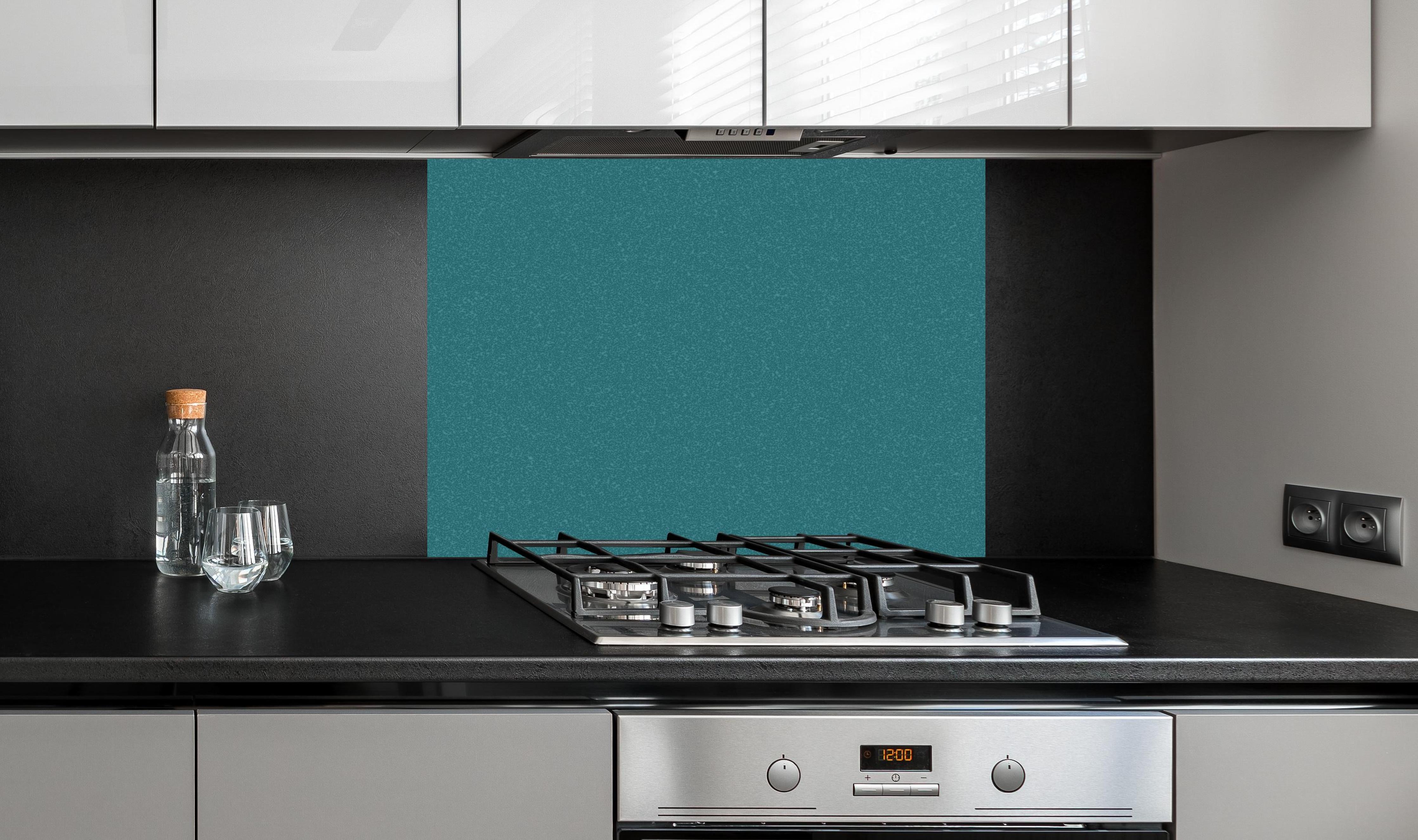 Spritzschutz - Bläuliche Wandtextur - Blaue Hafenfarbe hinter einem Cerankochfeld zwischen Holz-Kochutensilien
