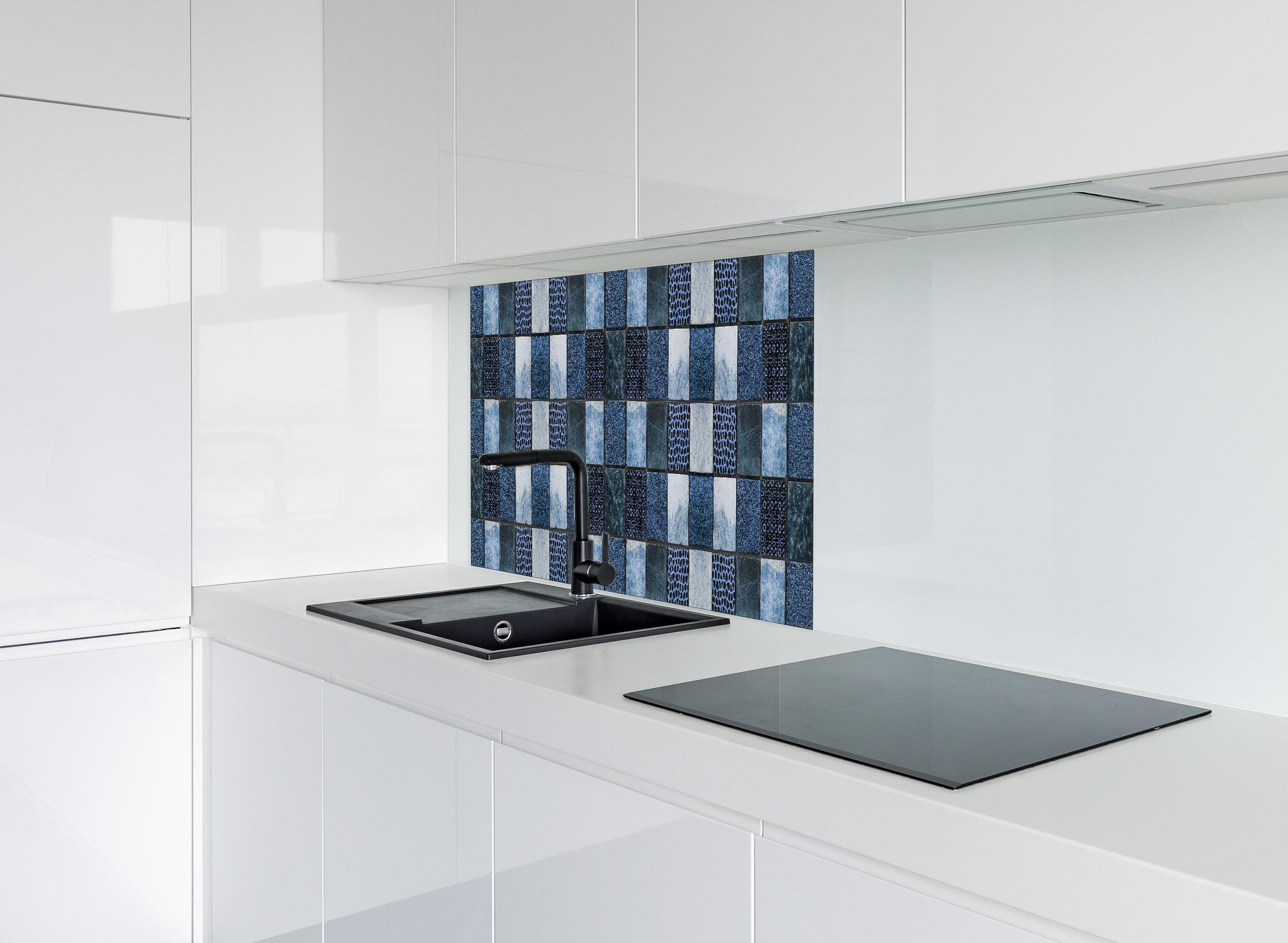 Spritzschutz - Bläuliche quadratische Mosaiktextur hinter einem Cerankochfeld zwischen Holz-Kochutensilien
