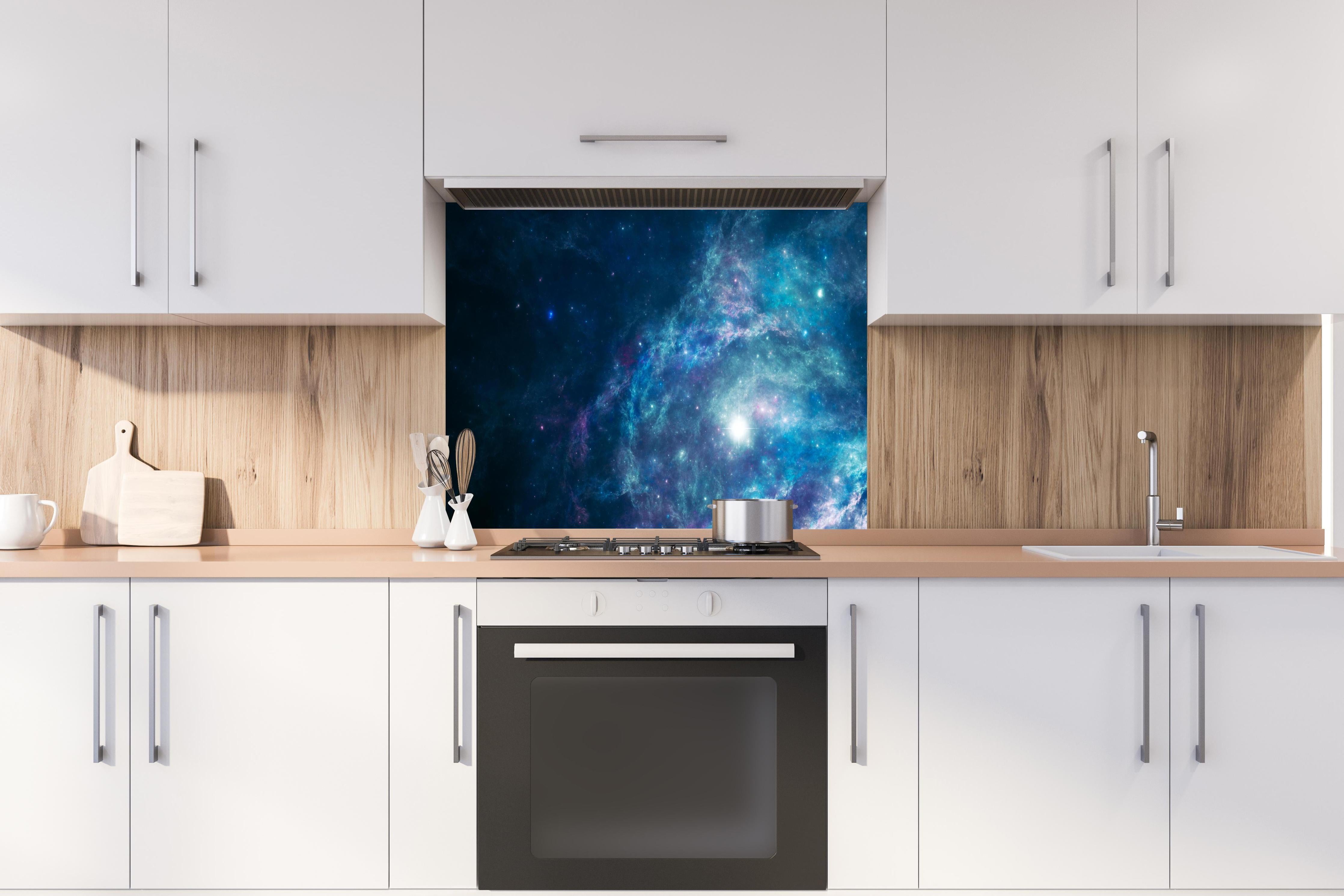 Spritzschutz - Bläulicher epischer Kosmos hinter einem Cerankochfeld zwischen Holz-Kochutensilien
