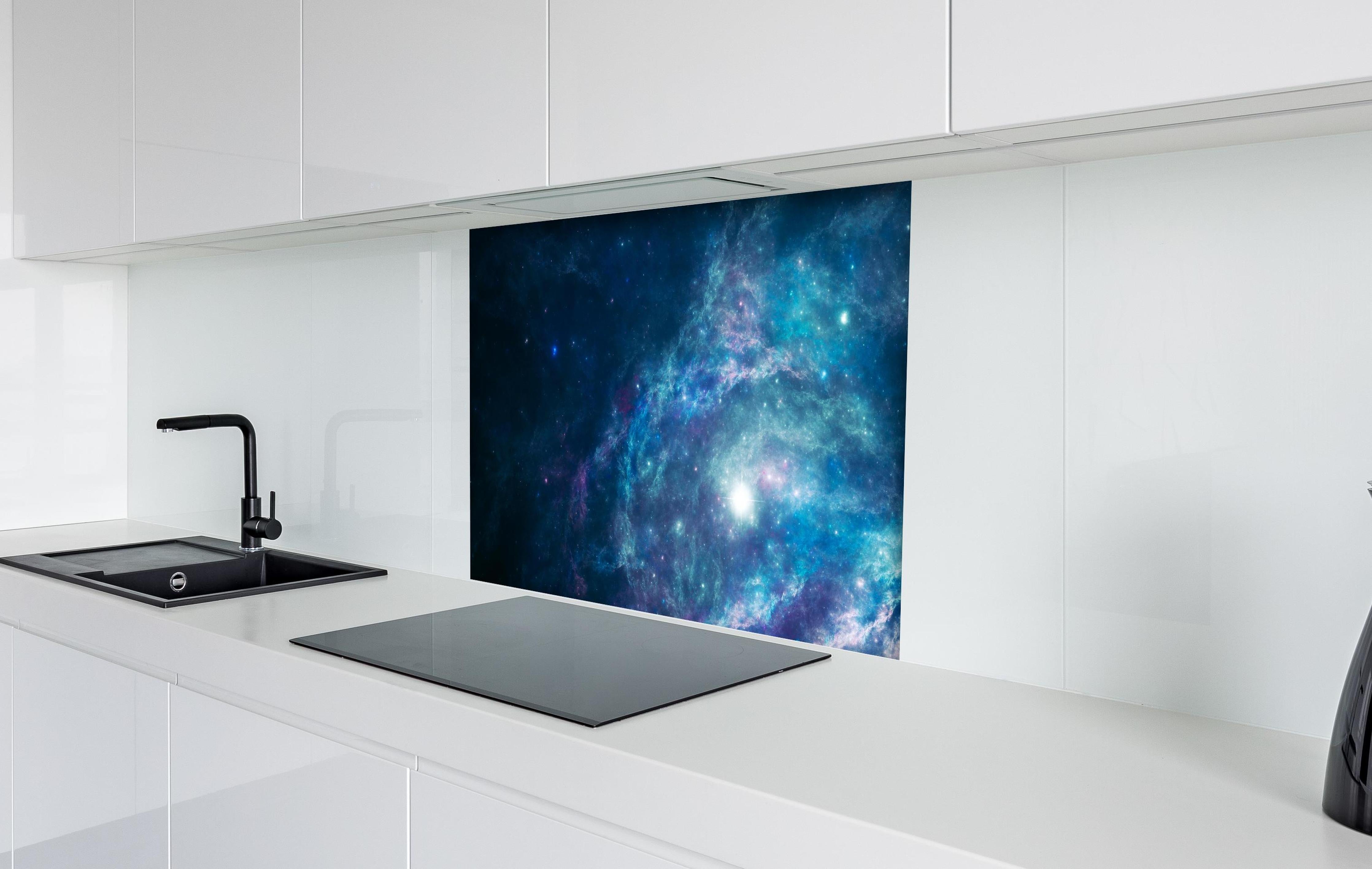 Spritzschutz - Bläulicher epischer Kosmos hinter einem Cerankochfeld zwischen Holz-Kochutensilien
