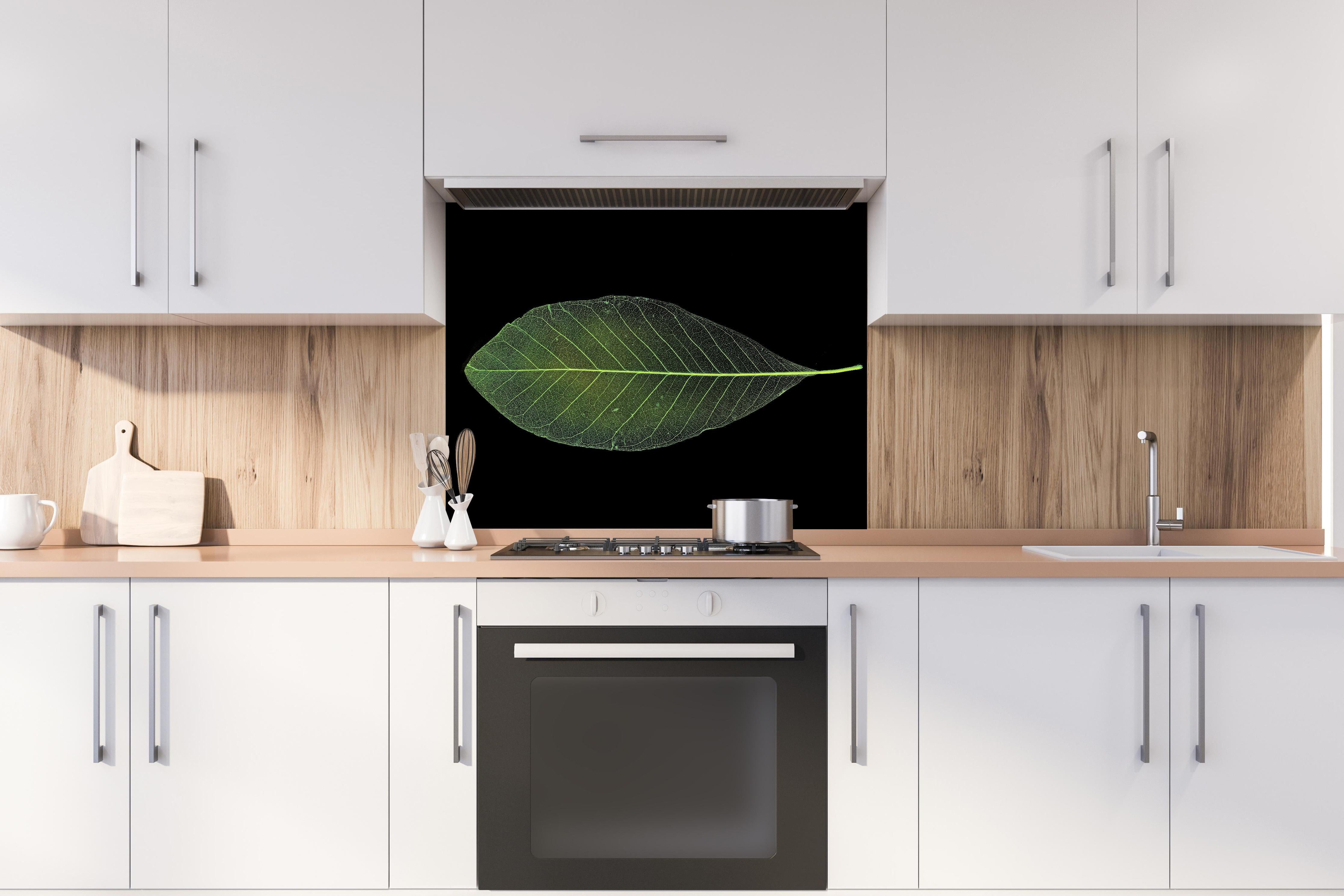 Spritzschutz - Blatt-Textur-Muster 4 hinter einem Cerankochfeld zwischen Holz-Kochutensilien
