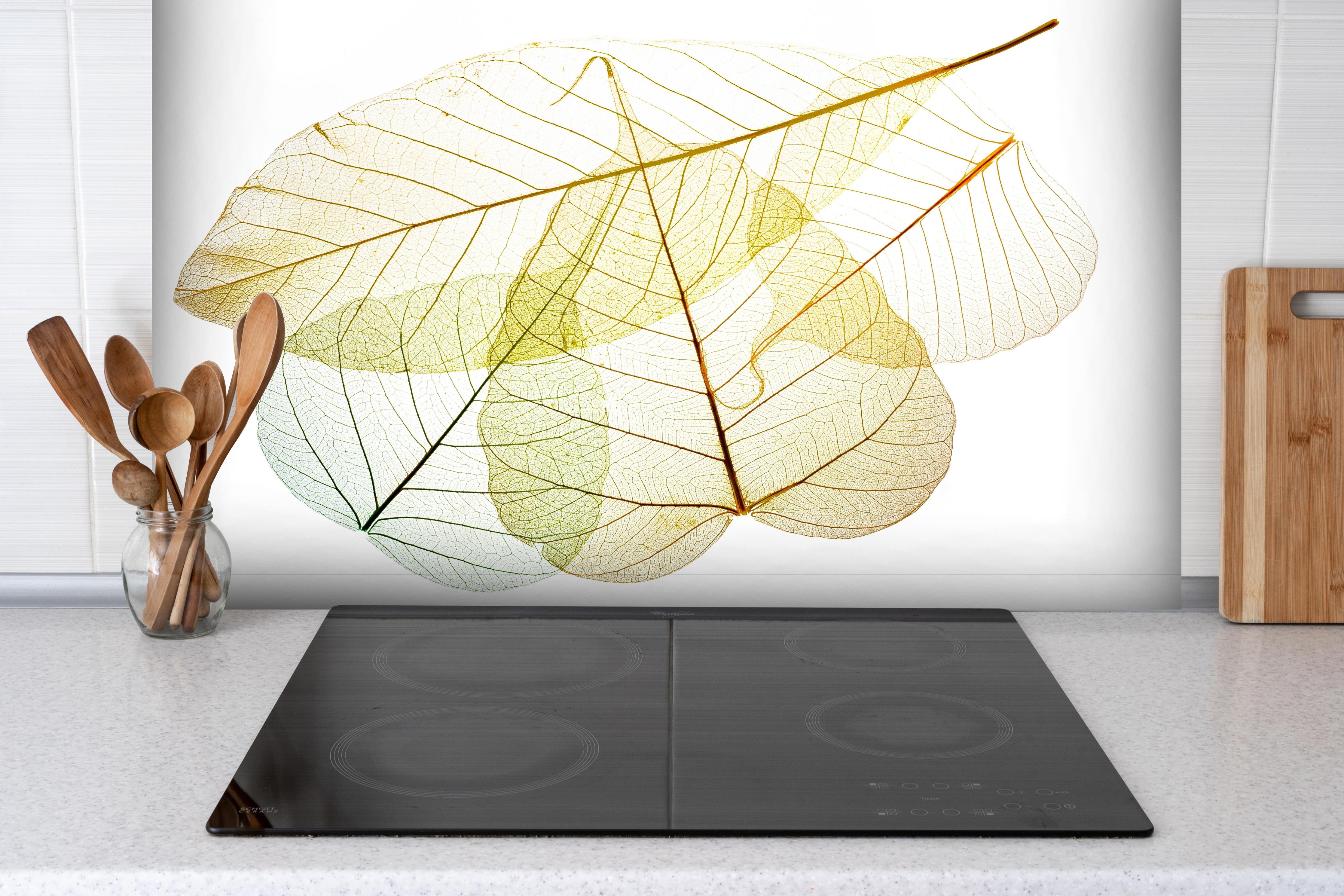 Spritzschutz - Blatt-Textur-Muster 6 hinter einem Cerankochfeld zwischen Holz-Kochutensilien
