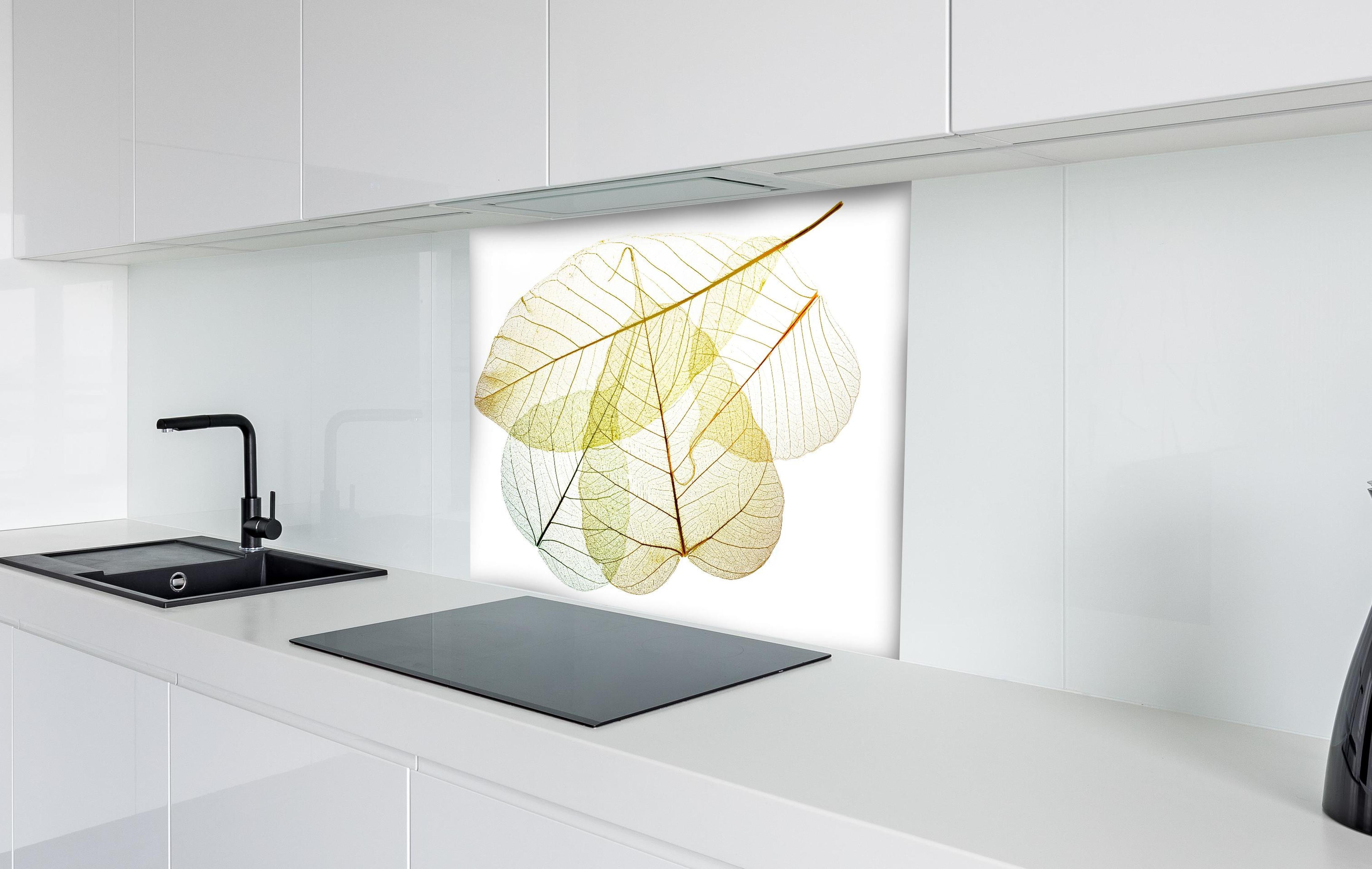 Spritzschutz - Blatt-Textur-Muster 6 hinter einem Cerankochfeld zwischen Holz-Kochutensilien
