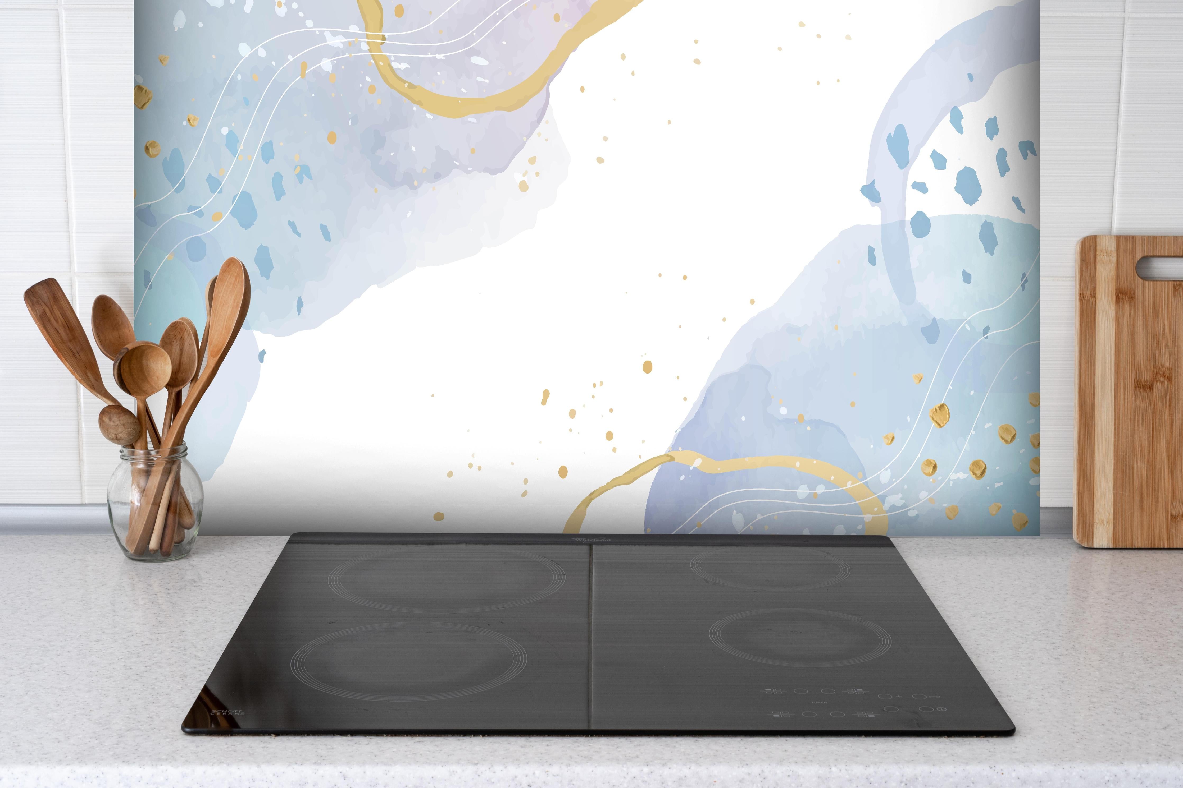 Spritzschutz - Blau-Goldenes Aquarell Kunstwerk Muster hinter einem Cerankochfeld zwischen Holz-Kochutensilien
