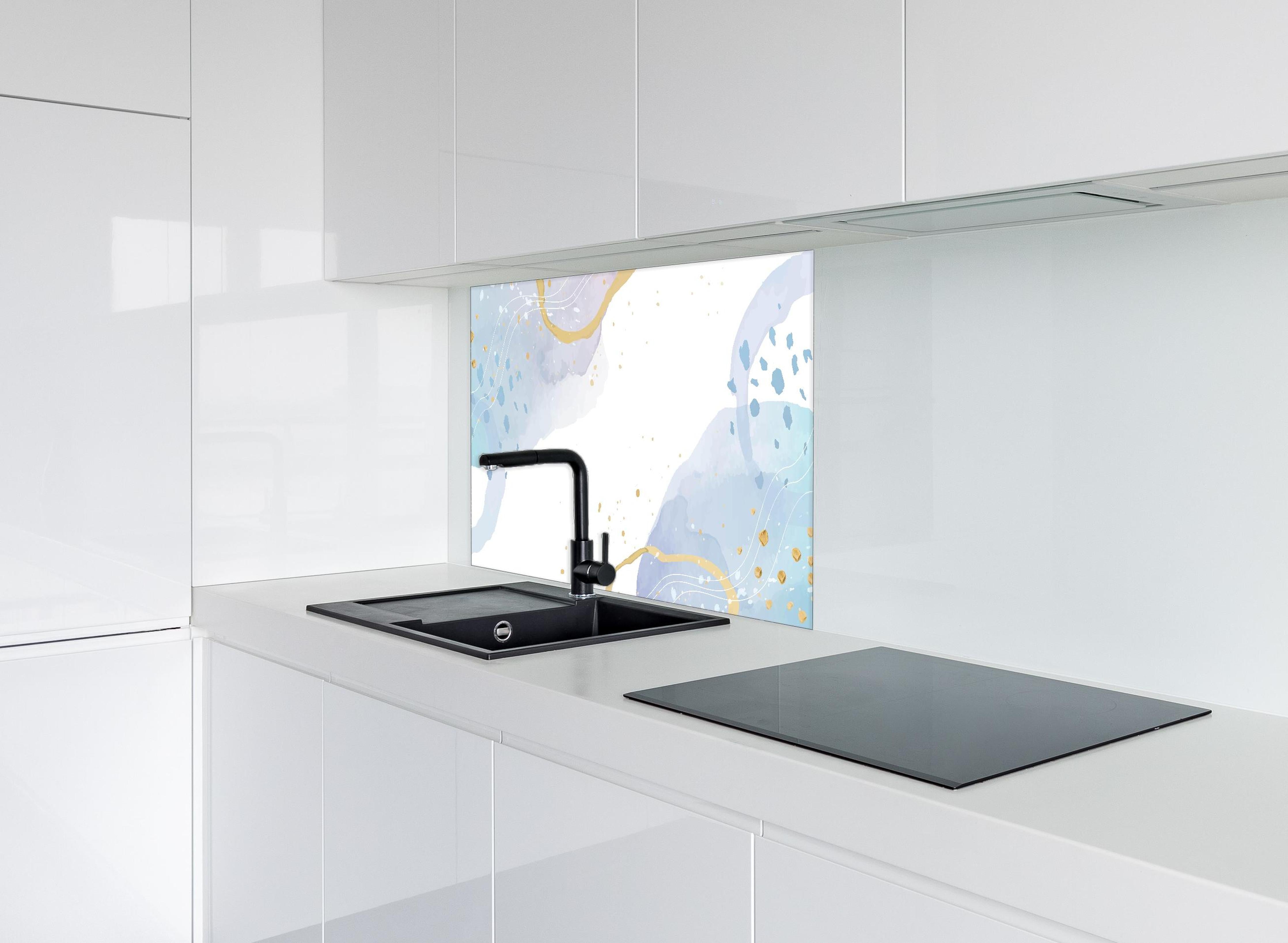 Spritzschutz - Blau-Goldenes Aquarell Kunstwerk Muster hinter einem Cerankochfeld zwischen Holz-Kochutensilien
