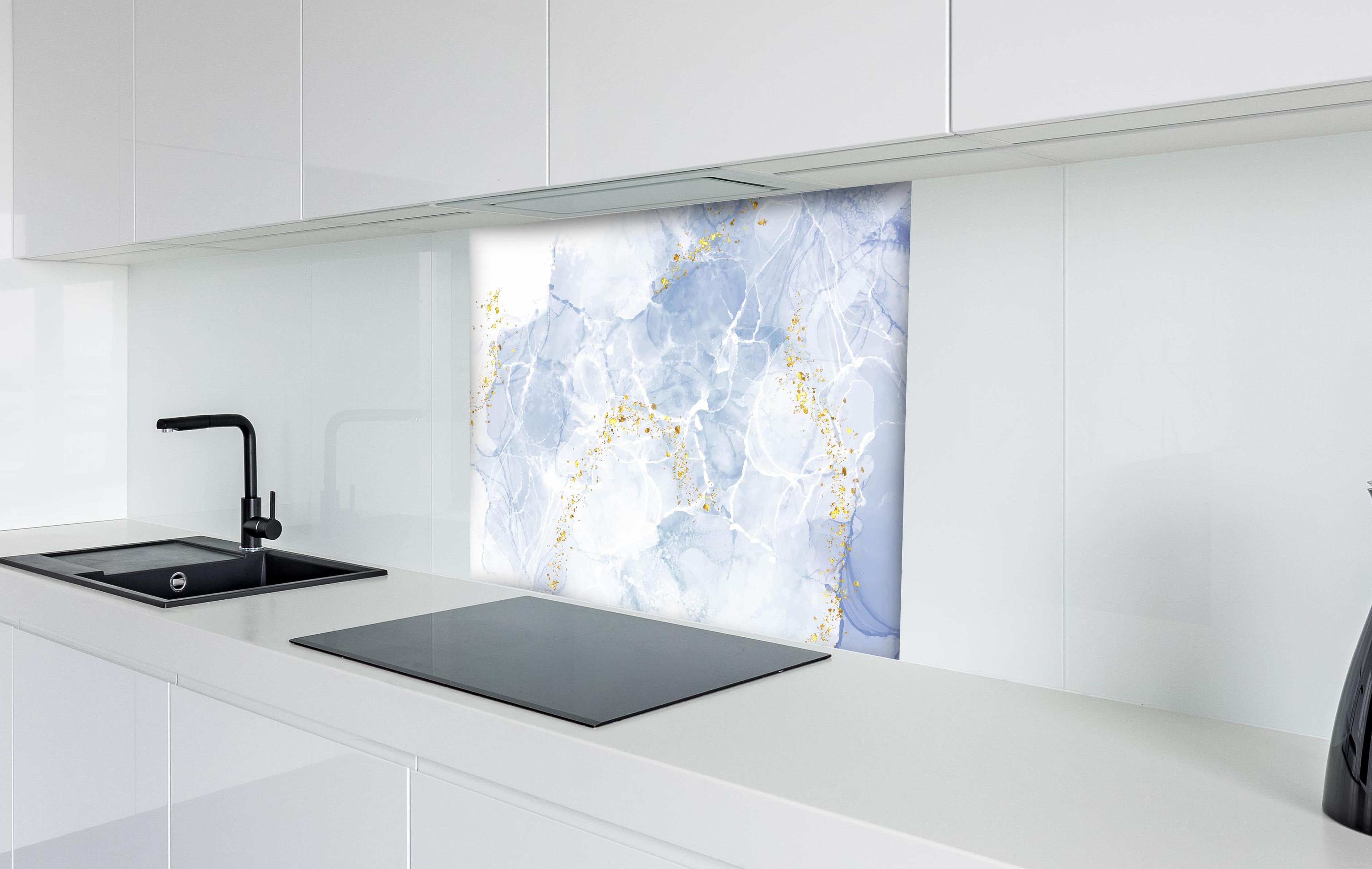Spritzschutz - Blau-Weiß-Marmor mit goldener Textur hinter einem Cerankochfeld zwischen Holz-Kochutensilien

