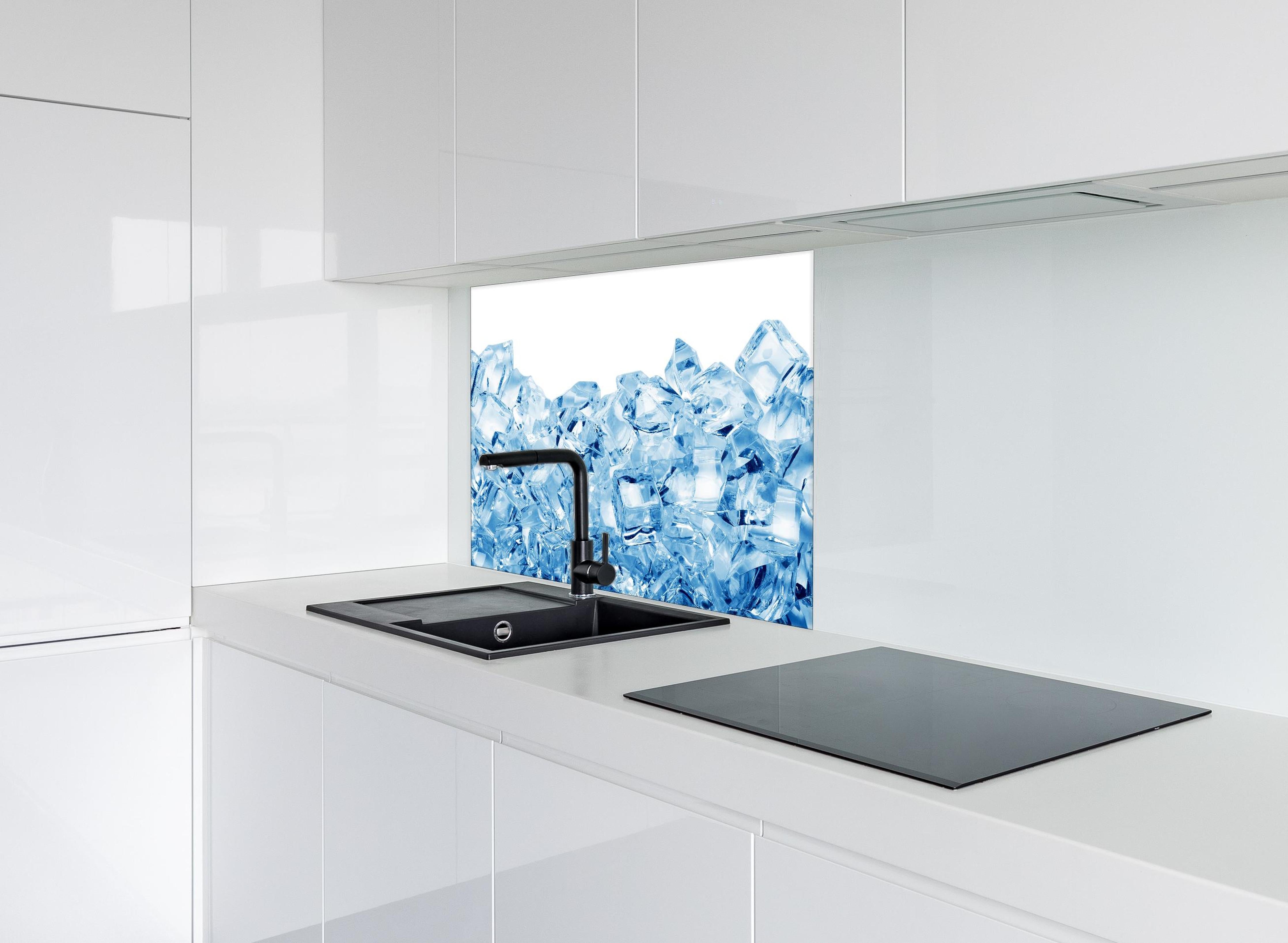 Spritzschutz - Blau kristallklarer Eiswürfel hinter einem Cerankochfeld zwischen Holz-Kochutensilien
