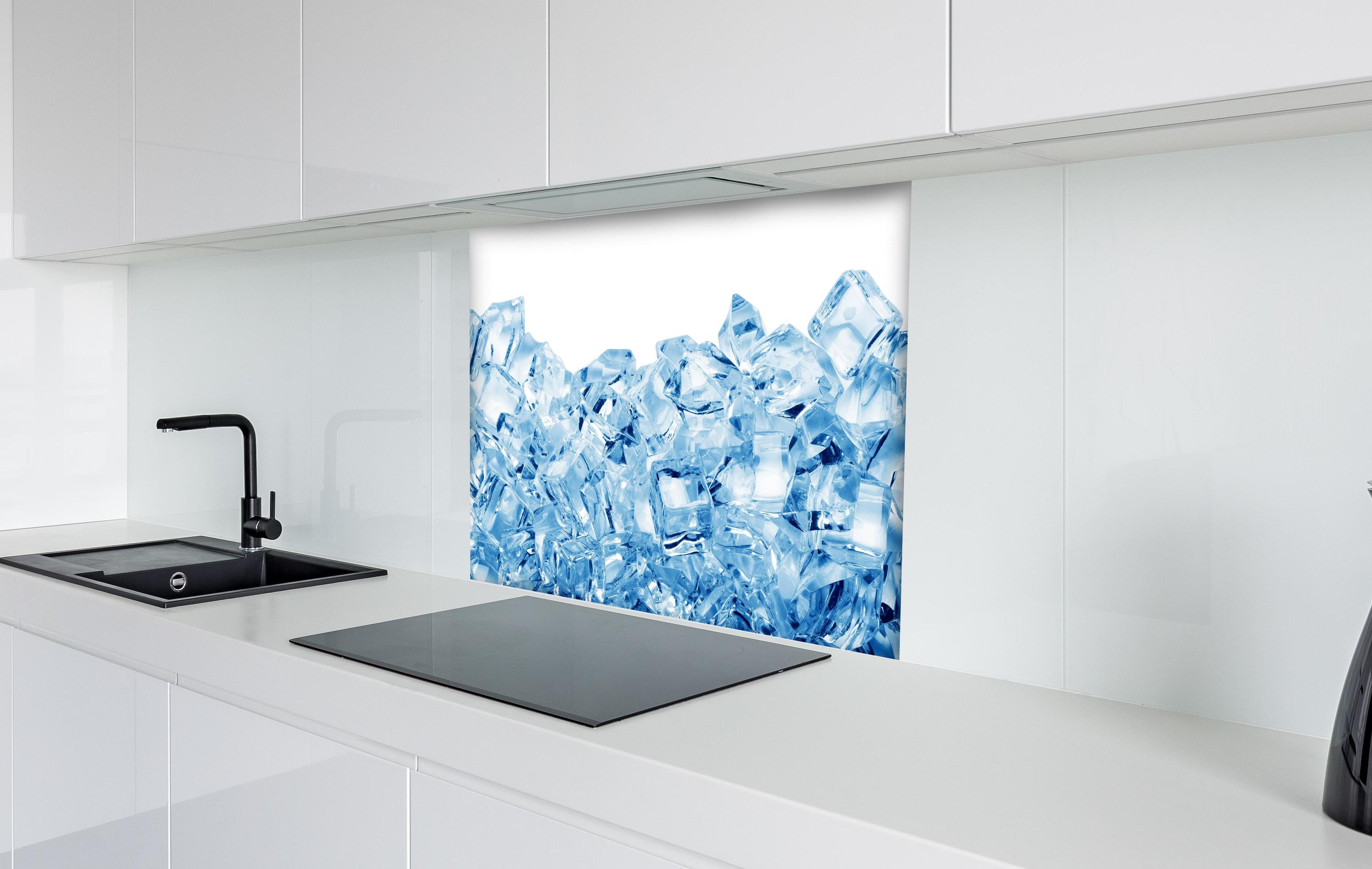 Spritzschutz - Blau kristallklarer Eiswürfel hinter einem Cerankochfeld zwischen Holz-Kochutensilien
