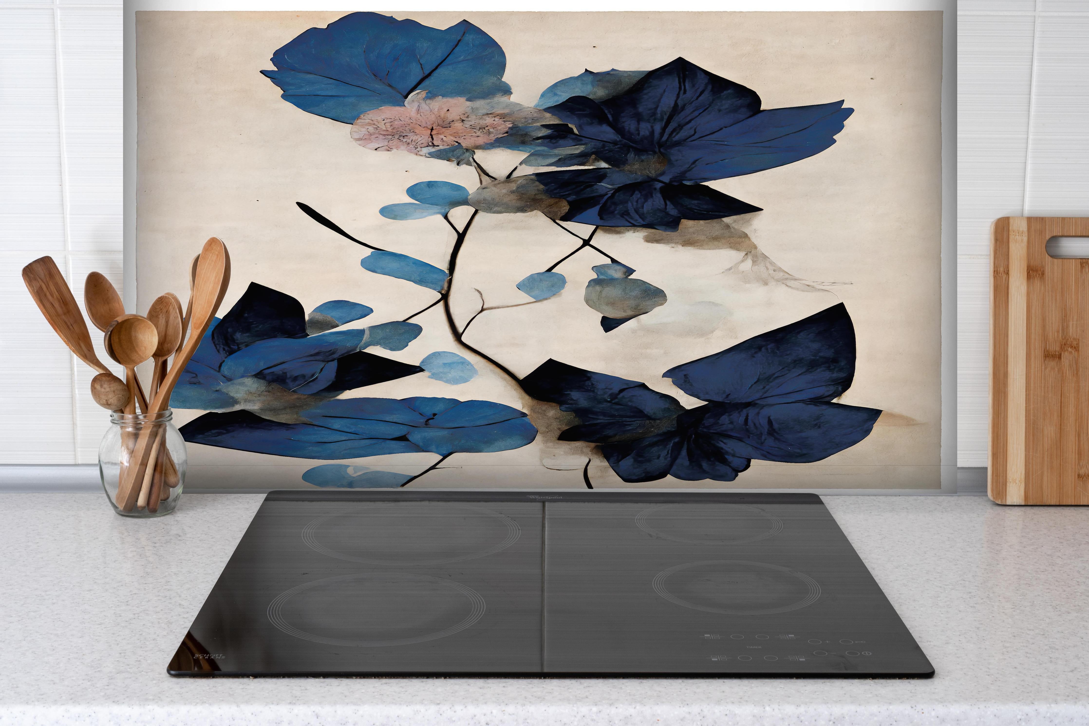 Spritzschutz - Blaue Blüten - Floral hinter einem Cerankochfeld zwischen Holz-Kochutensilien
