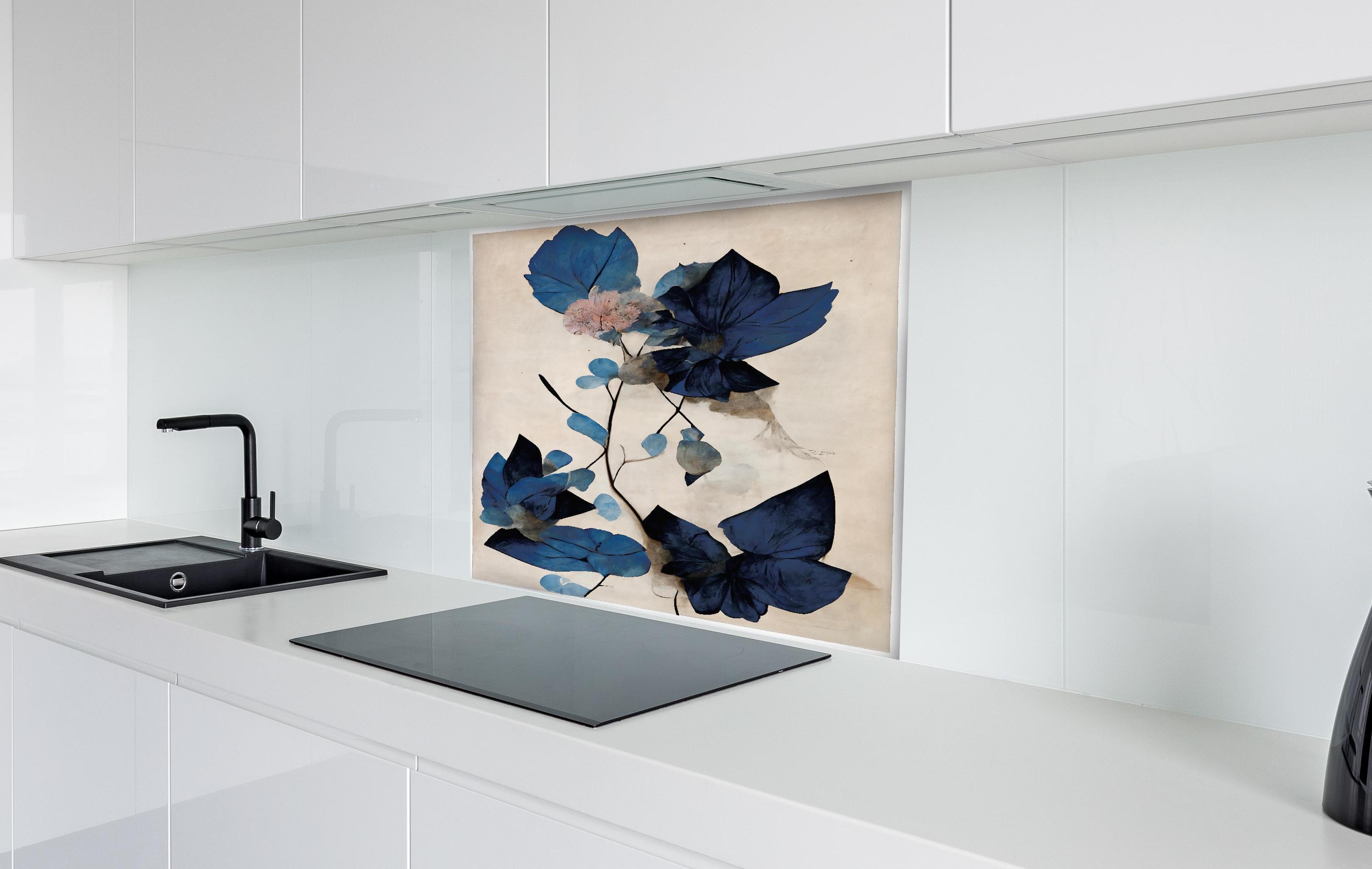 Spritzschutz - Blaue Blüten - Floral hinter einem Cerankochfeld zwischen Holz-Kochutensilien
