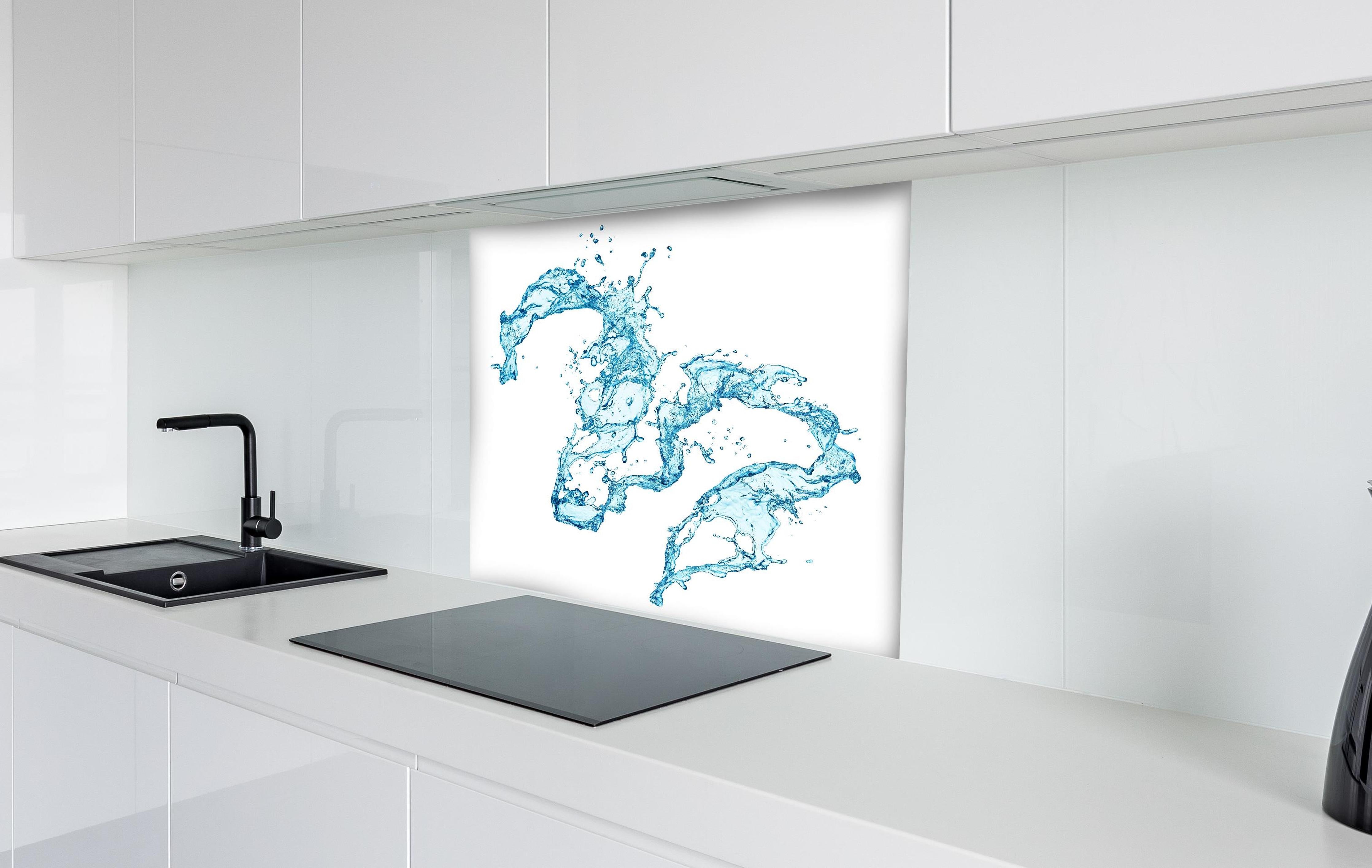 Spritzschutz - Blaue Wasser Spritzer weißer Hintergrund hinter einem Cerankochfeld zwischen Holz-Kochutensilien
