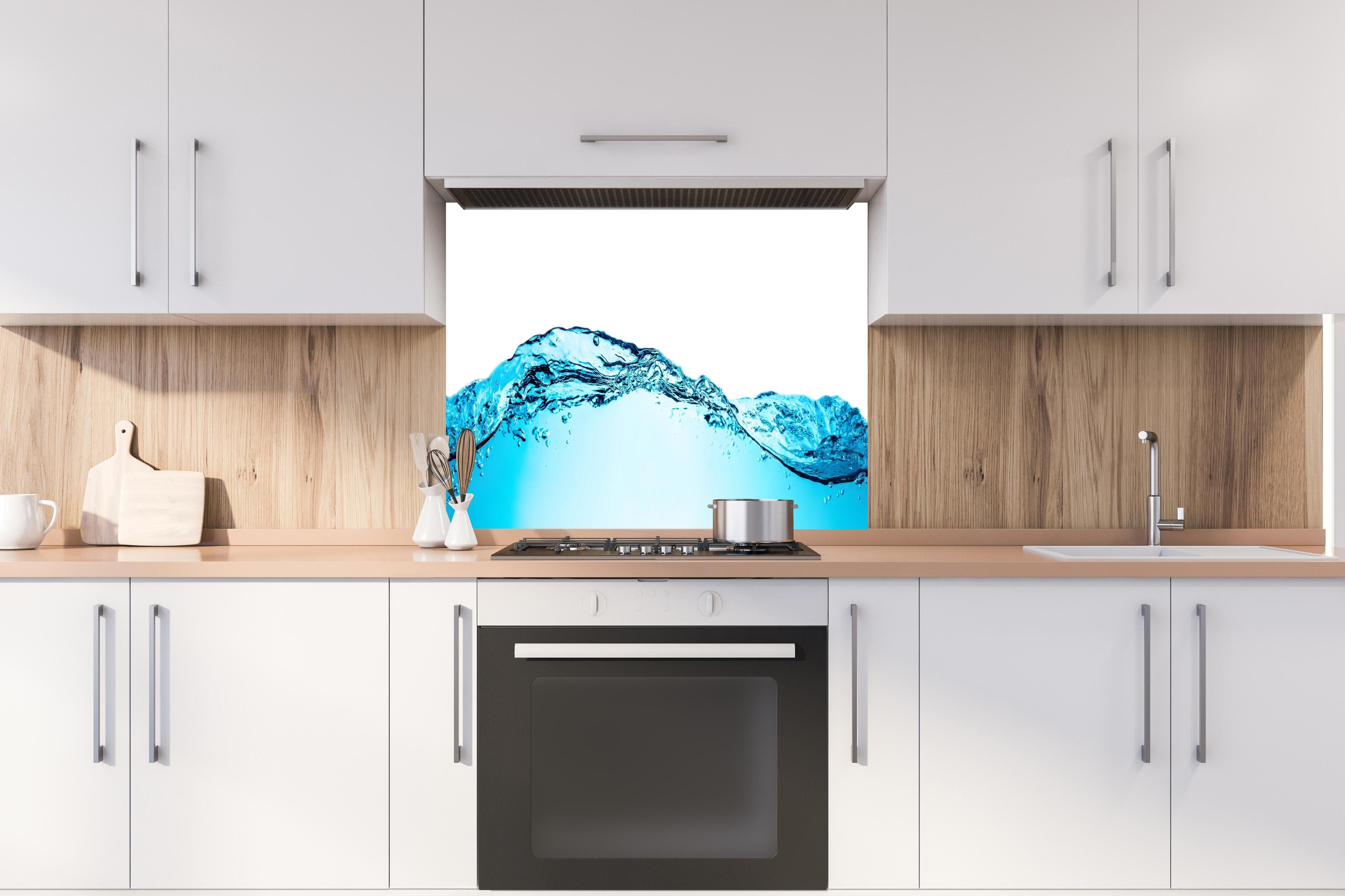 Spritzschutz - Blaue Wellentextur mit Luftblasen isoliert hinter einem Cerankochfeld zwischen Holz-Kochutensilien

