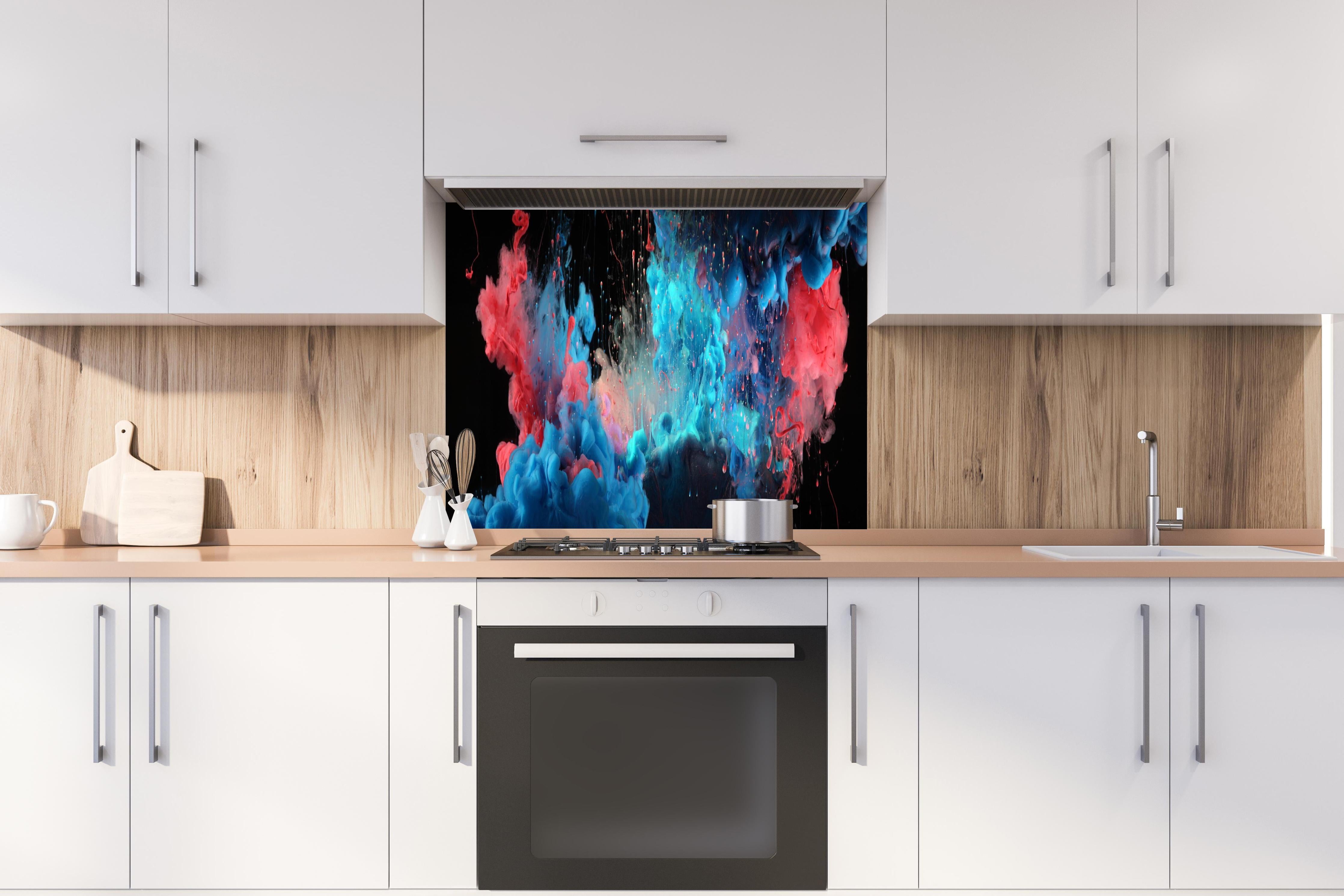 Spritzschutz - Blaue und rote Acryl-Farben auf Schwarz hinter einem Cerankochfeld zwischen Holz-Kochutensilien
