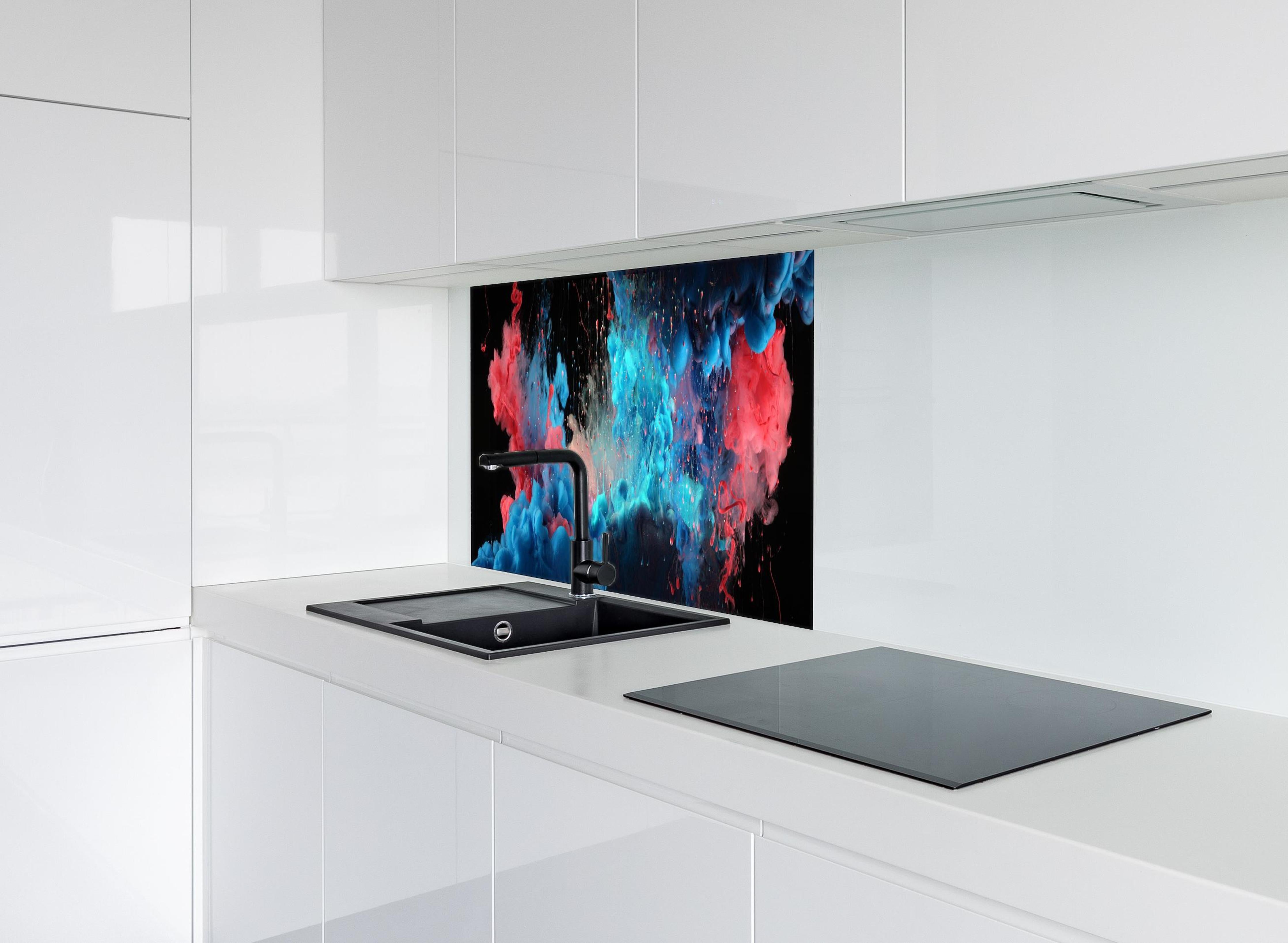 Spritzschutz - Blaue und rote Acryl-Farben auf Schwarz hinter einem Cerankochfeld zwischen Holz-Kochutensilien
