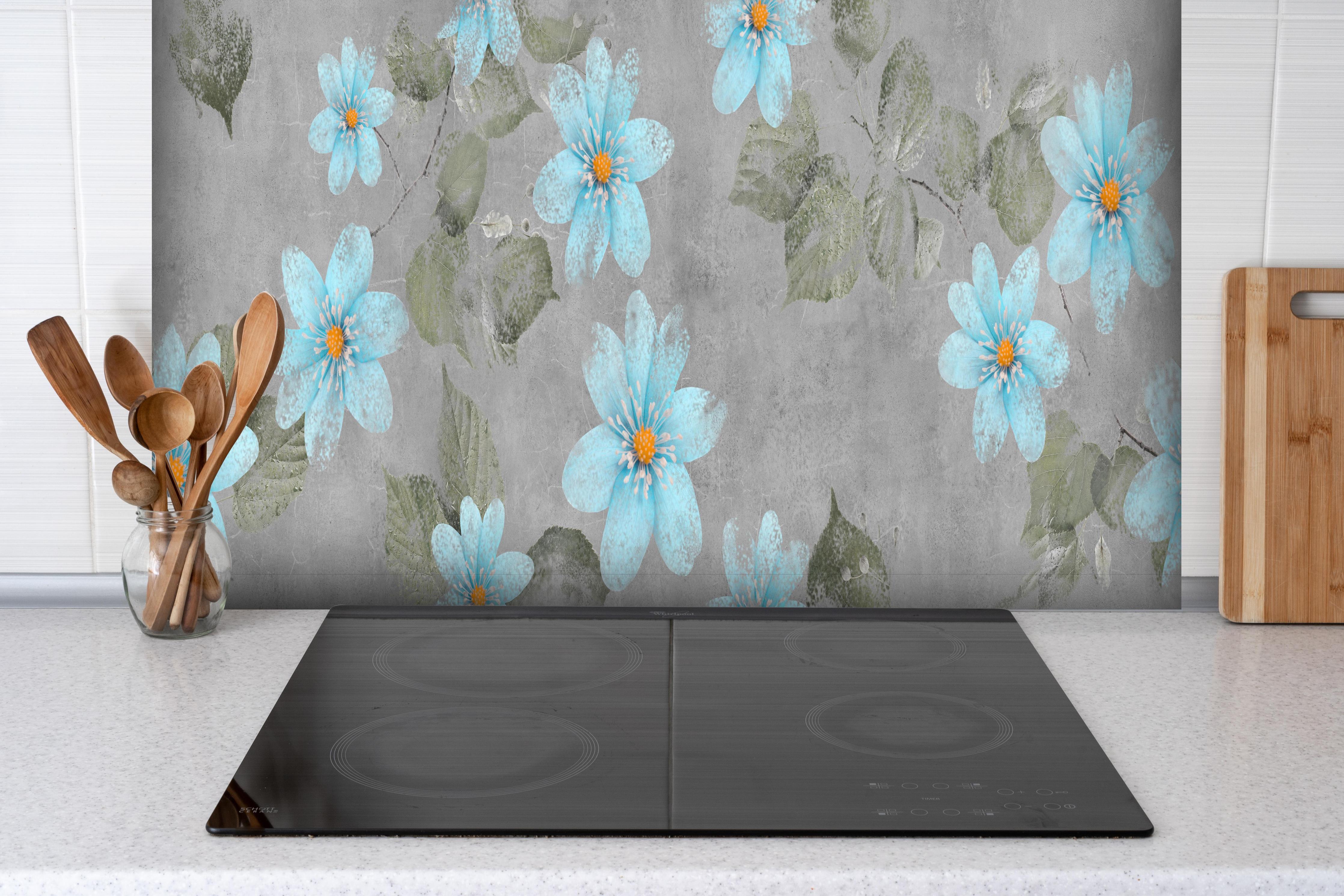 Spritzschutz - Blaues Blumenmuster - Zeichnung hinter einem Cerankochfeld zwischen Holz-Kochutensilien
