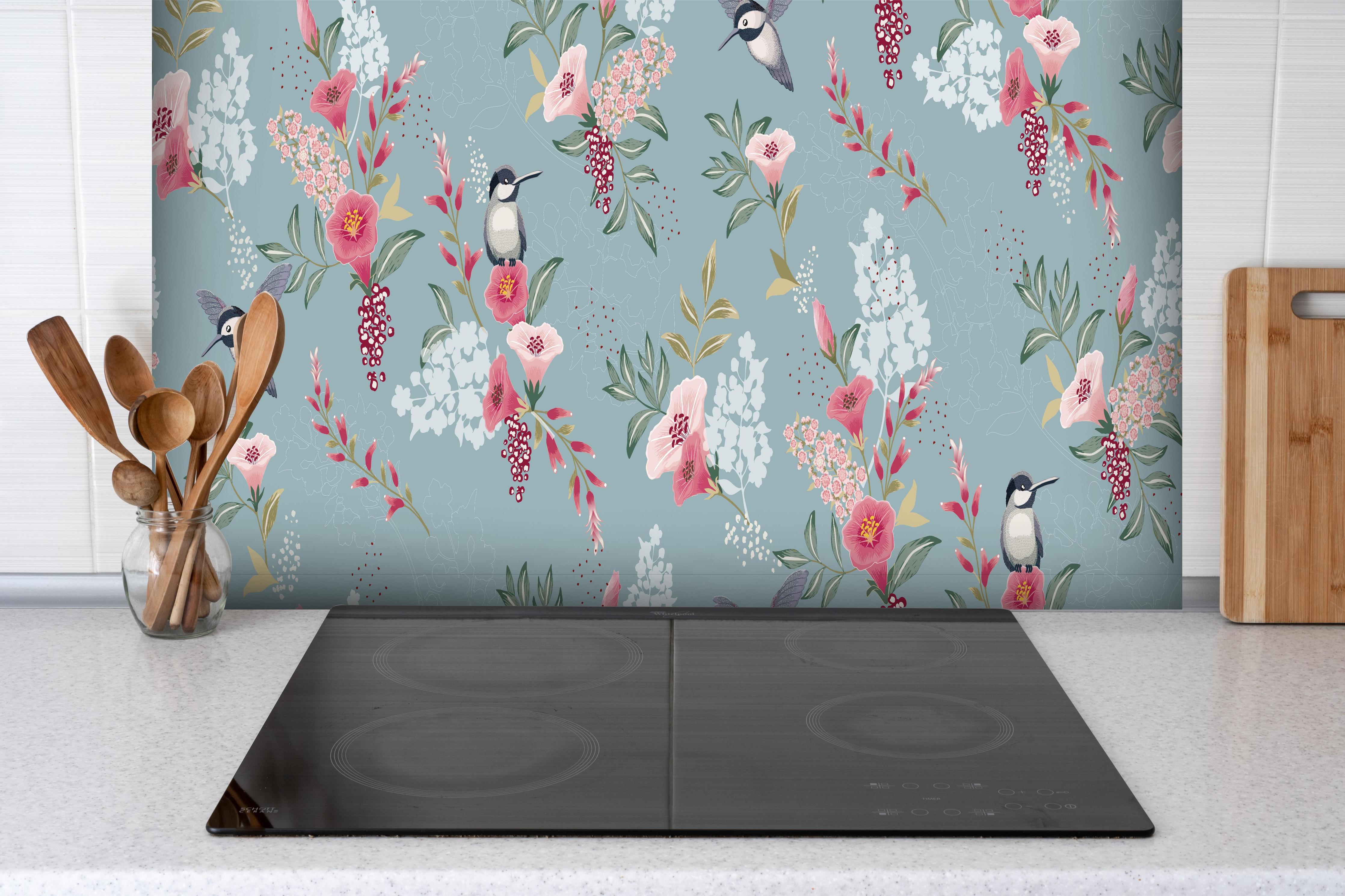 Spritzschutz - Blaugraues Vogel-Blumen-Design Muster hinter einem Cerankochfeld zwischen Holz-Kochutensilien
