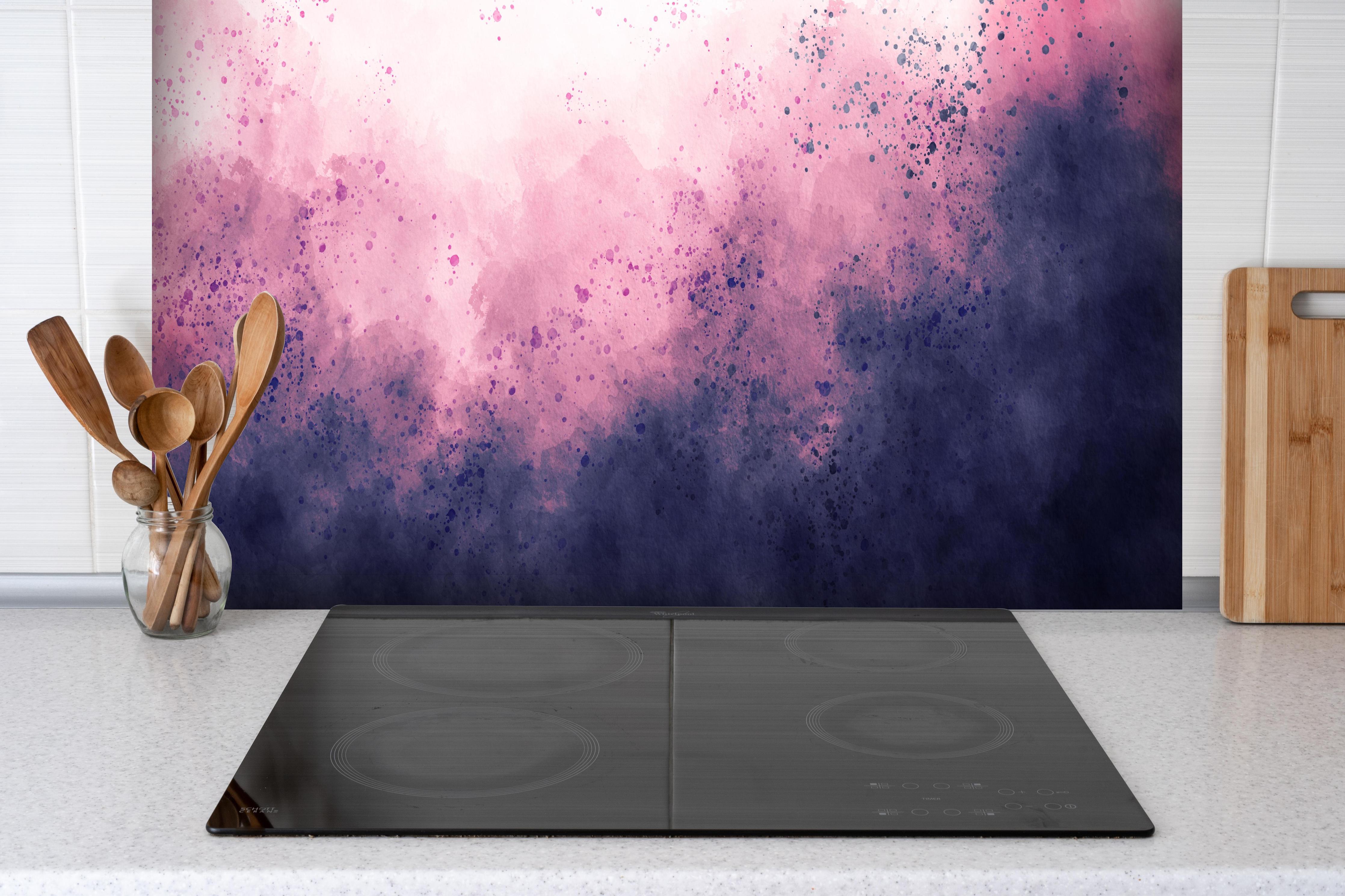 Spritzschutz - Blaulila Aquarellwolken Hintergrund hinter einem Cerankochfeld zwischen Holz-Kochutensilien
