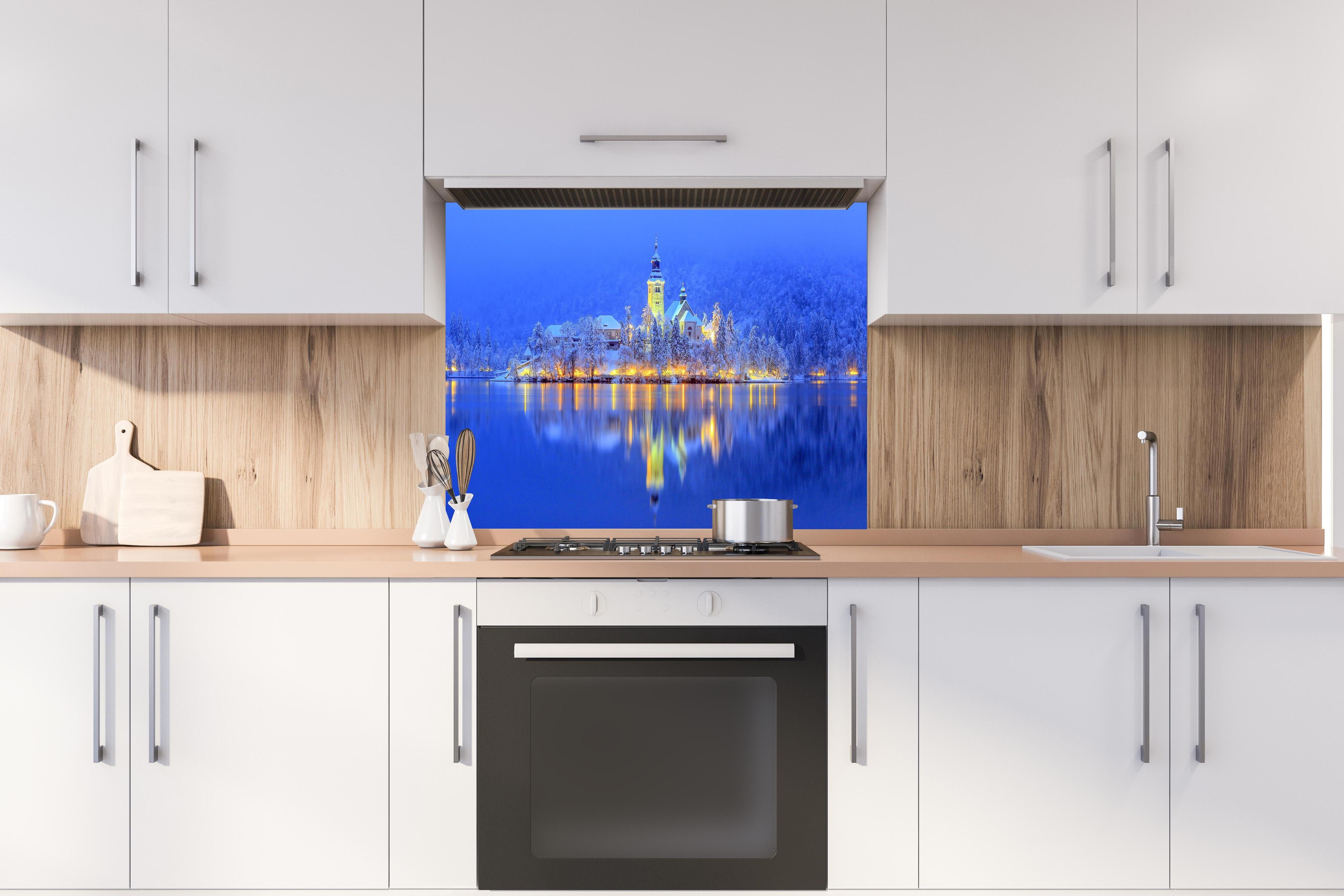 Spritzschutz - Bled Island hinter einem Cerankochfeld zwischen Holz-Kochutensilien
