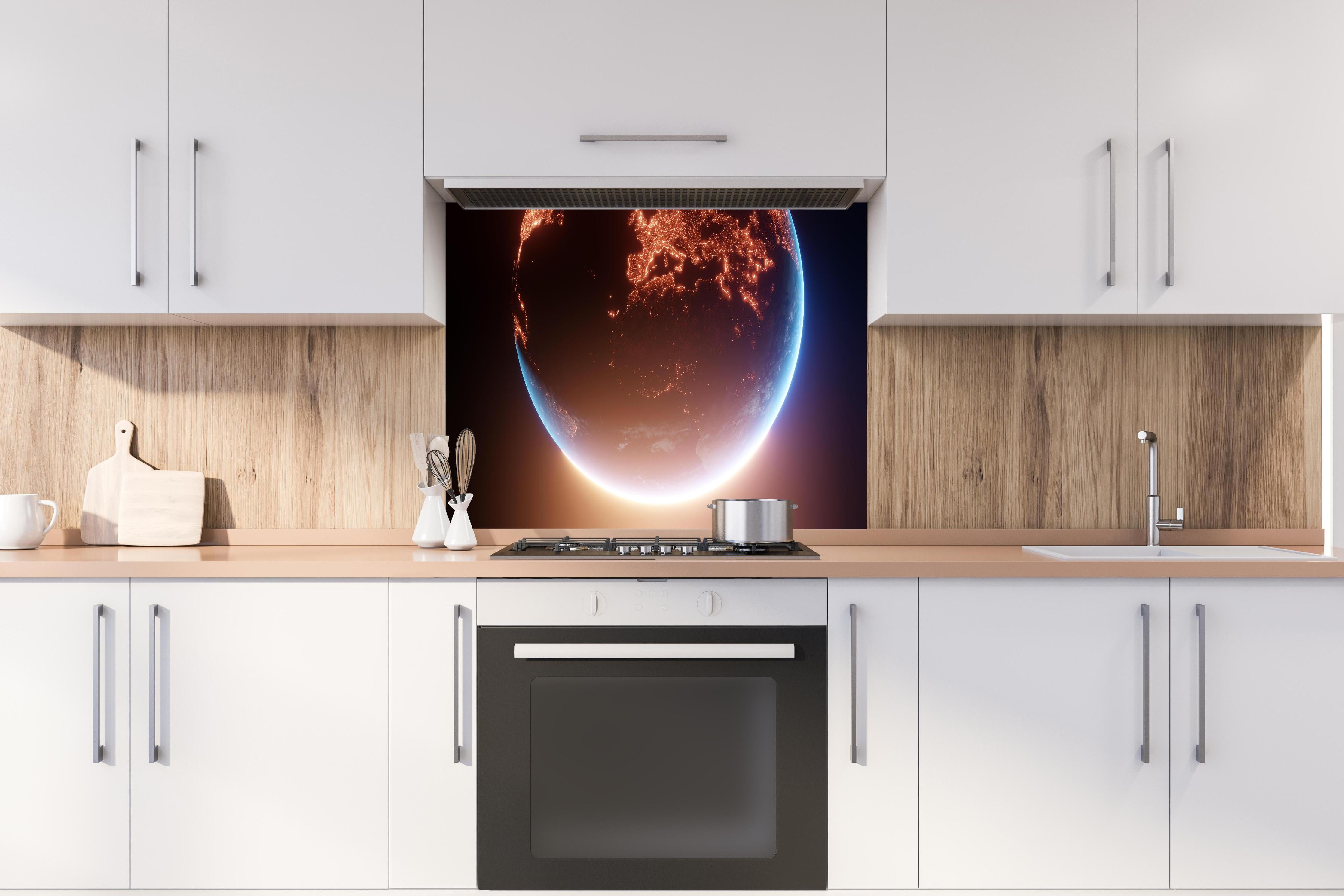 Spritzschutz - Blick auf Planeten hinter einem Cerankochfeld zwischen Holz-Kochutensilien
